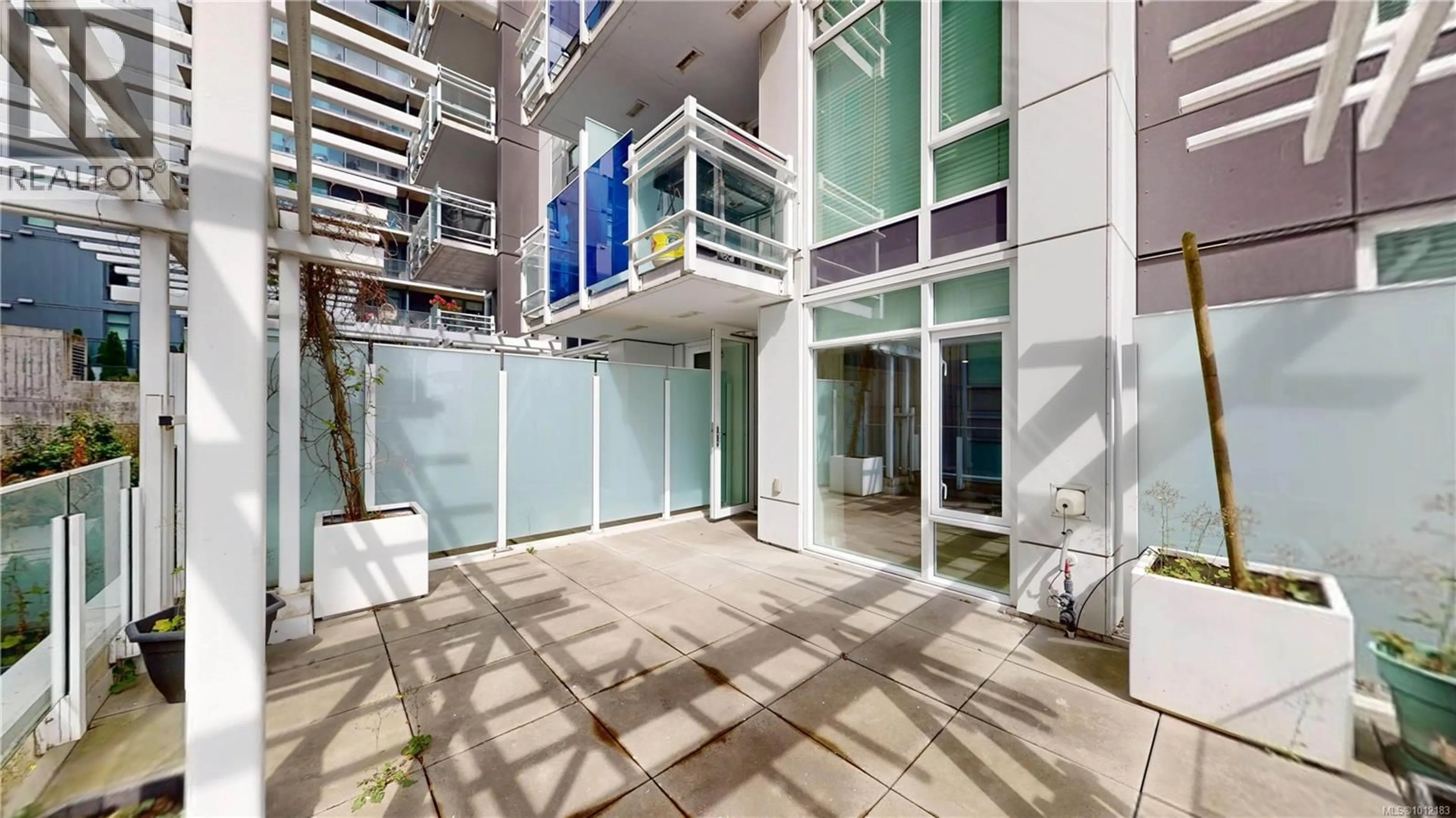 Indoor foyer for 205 - 1090 JOHNSON STREET, Victoria British Columbia V8V3N7