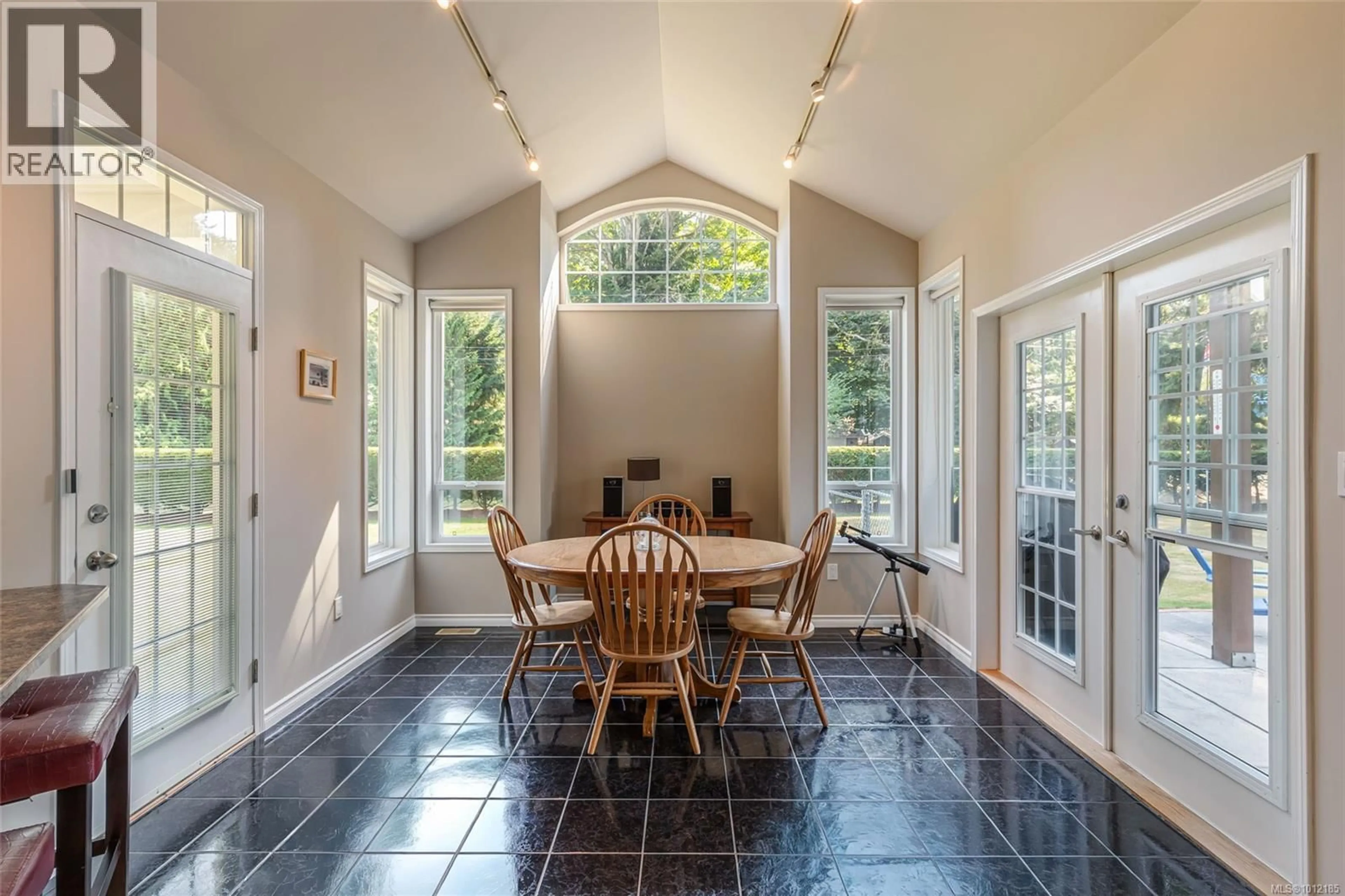 Dining room, ceramic/tile floor for 1077 FORGOTTEN DRIVE, Parksville British Columbia V9P1T2