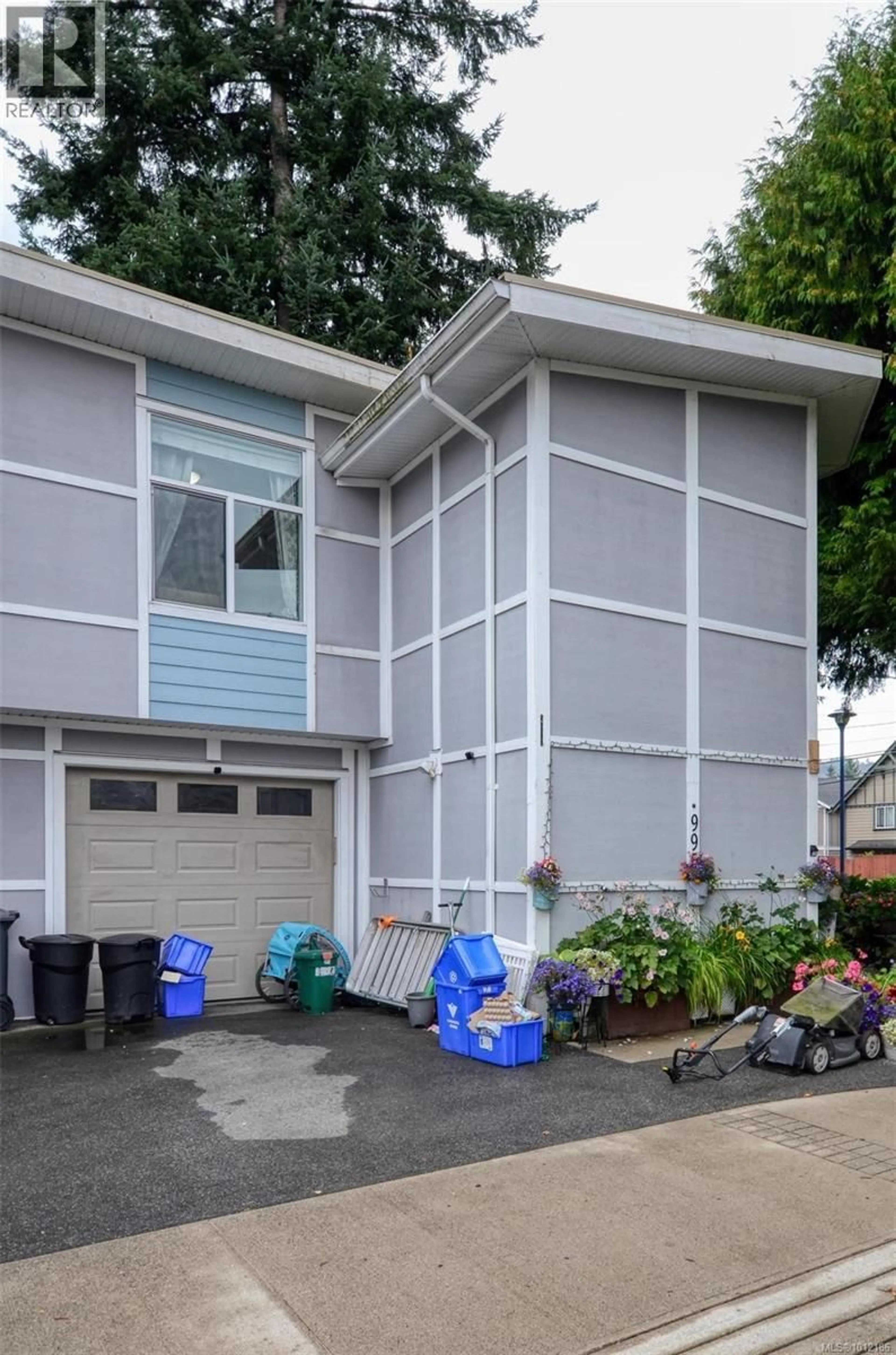Home with vinyl exterior material, street for 995 WALFRED ROAD, Langford British Columbia V9C2P5