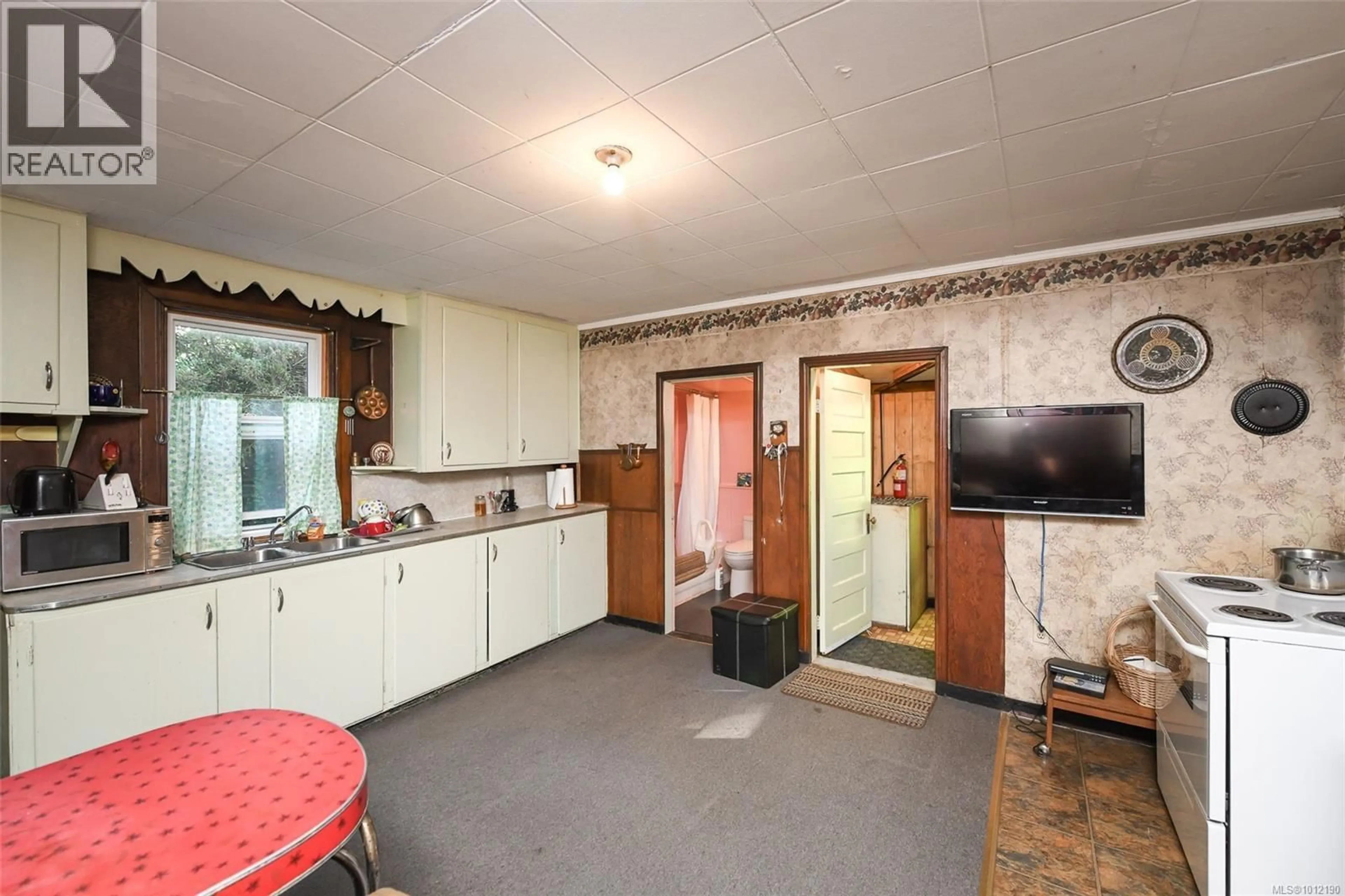 Standard kitchen, unknown for 5835 ISLAND HIGHWAY NORTH, Courtenay British Columbia V9J1T3