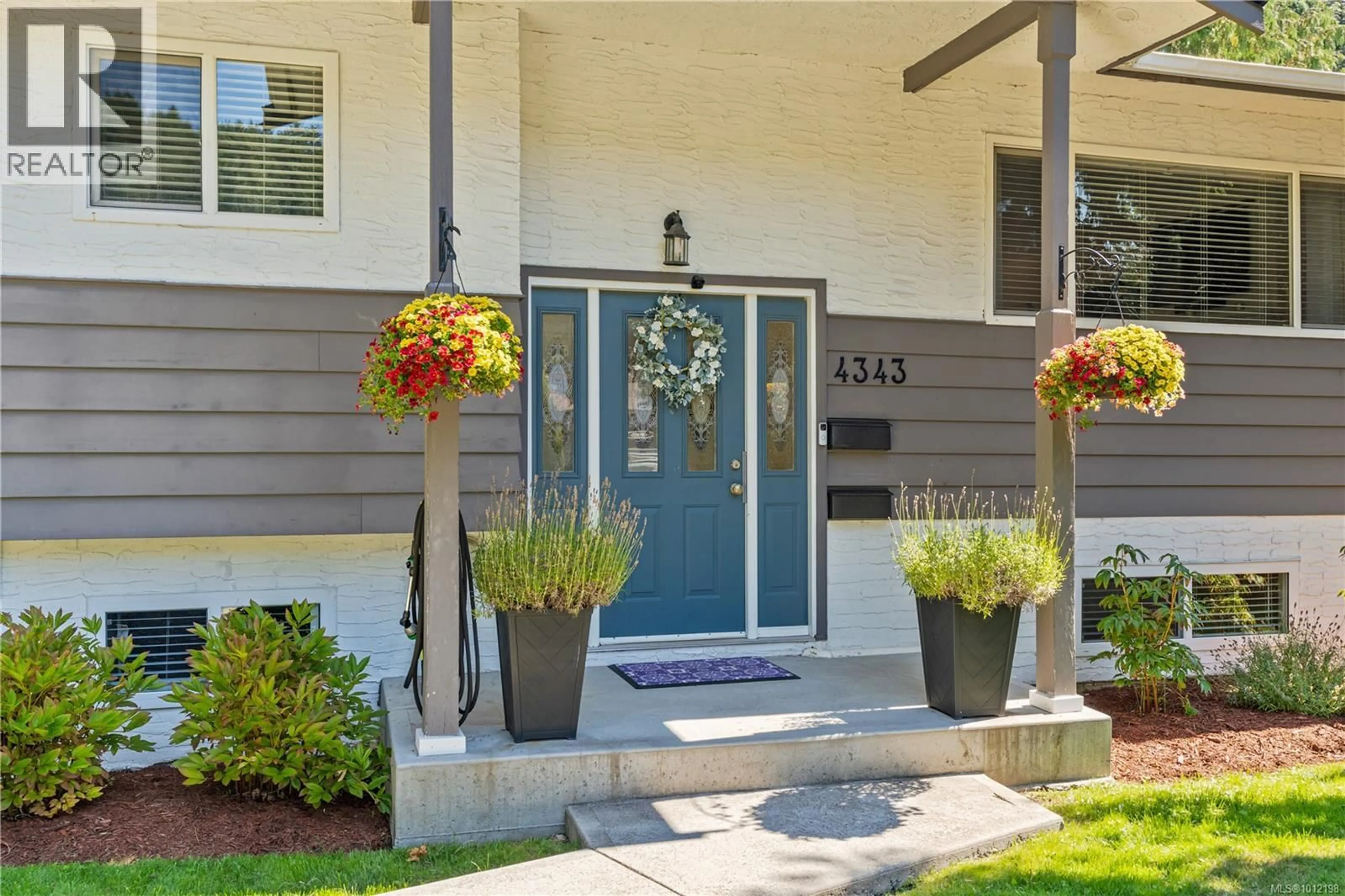 Indoor entryway for 4343 CEDAR HILL ROAD, Saanich British Columbia V8N5L8