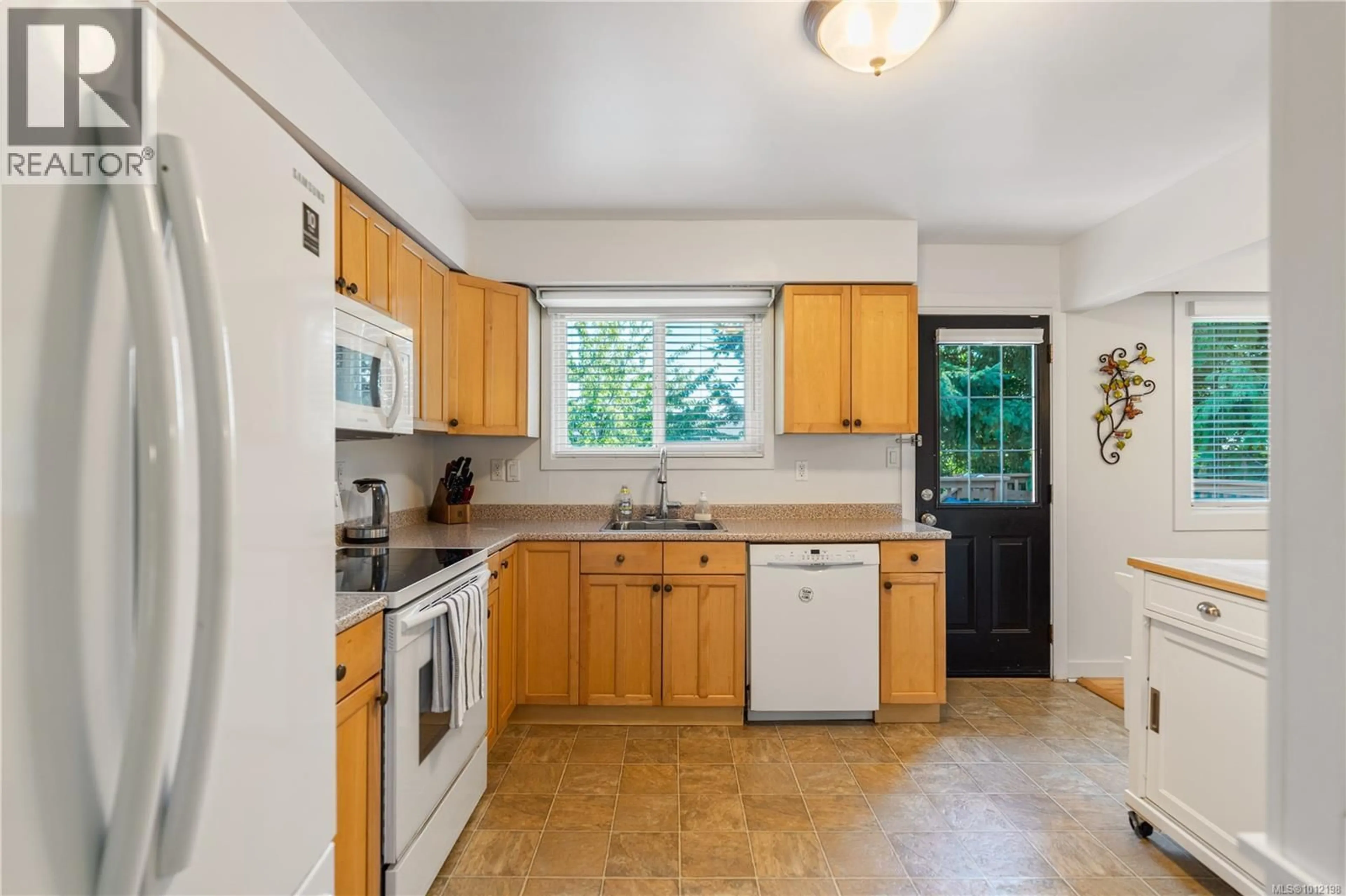 Standard kitchen, unknown for 4343 CEDAR HILL ROAD, Saanich British Columbia V8N5L8