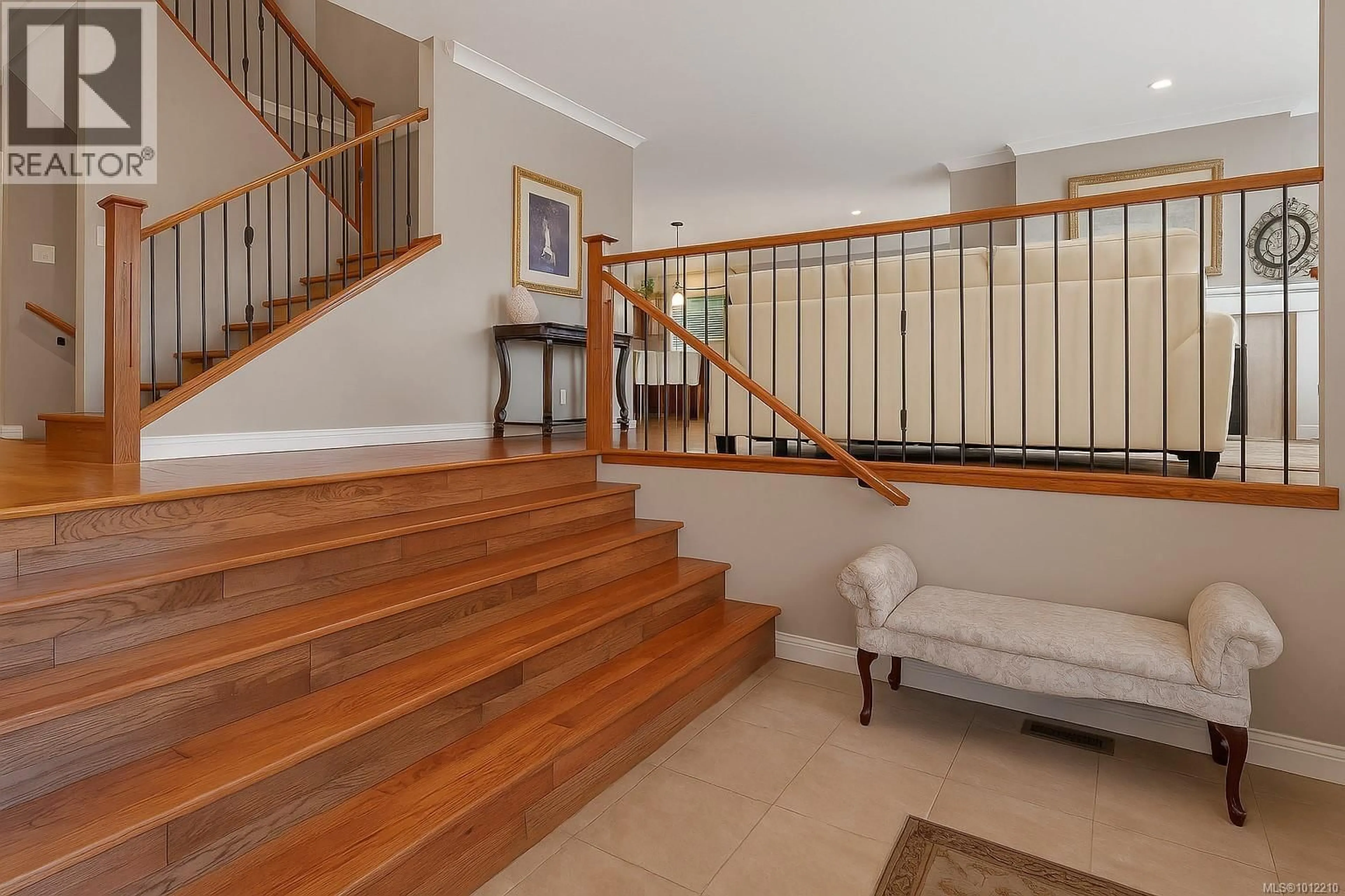 Indoor foyer for 2002 VARSITY DRIVE, Campbell River British Columbia V9H1V2