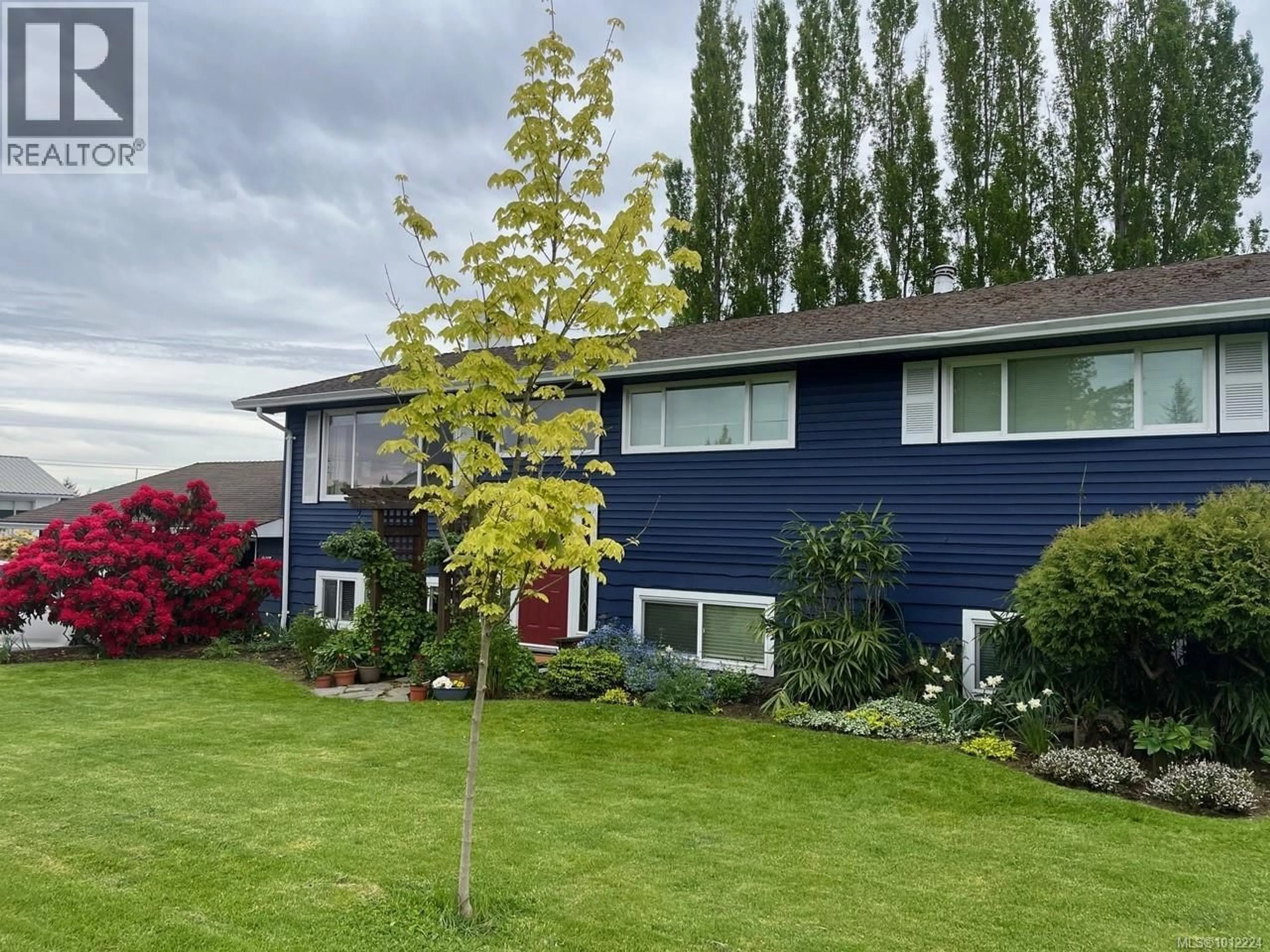 A pic from outside/outdoor area/front of a property/back of a property/a pic from drone, unknown for 307 FRANCES AVENUE, Campbell River British Columbia V9W1Y1