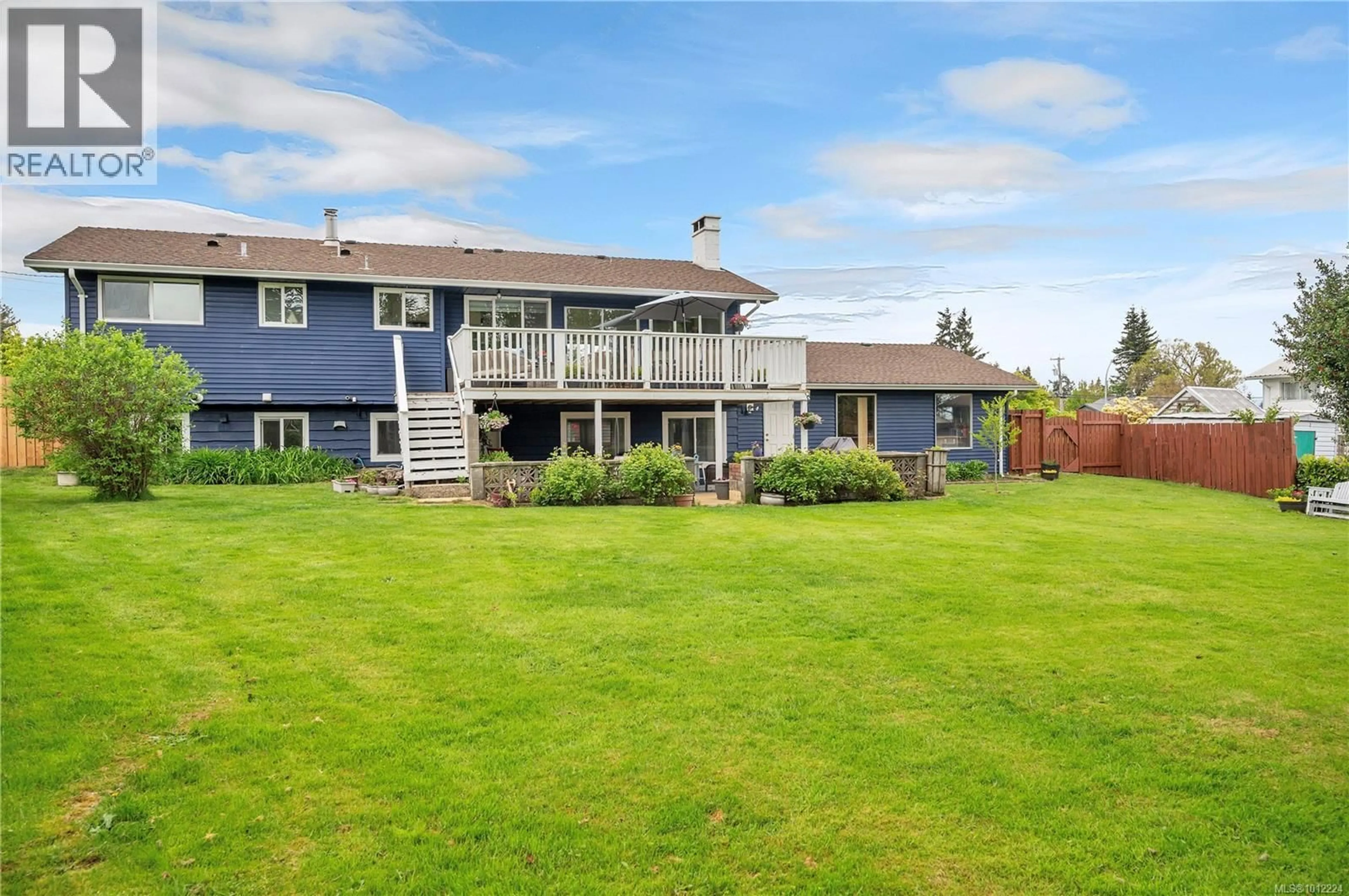 A pic from outside/outdoor area/front of a property/back of a property/a pic from drone, water/lake/river/ocean view for 307 FRANCES AVENUE, Campbell River British Columbia V9W1Y1
