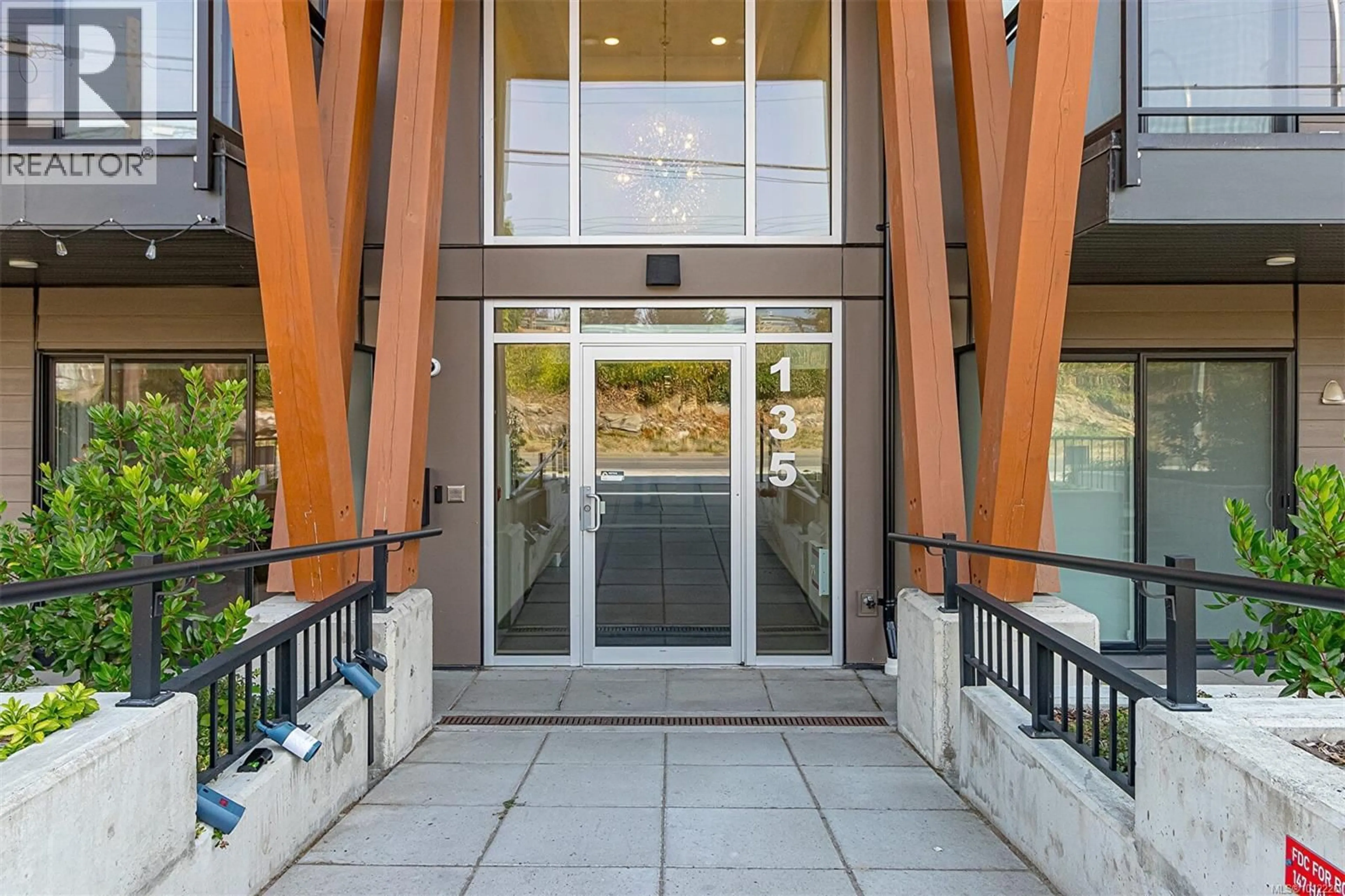 Indoor foyer for 207 - 135 HALIBURTON STREET, Nanaimo British Columbia V9R4V9