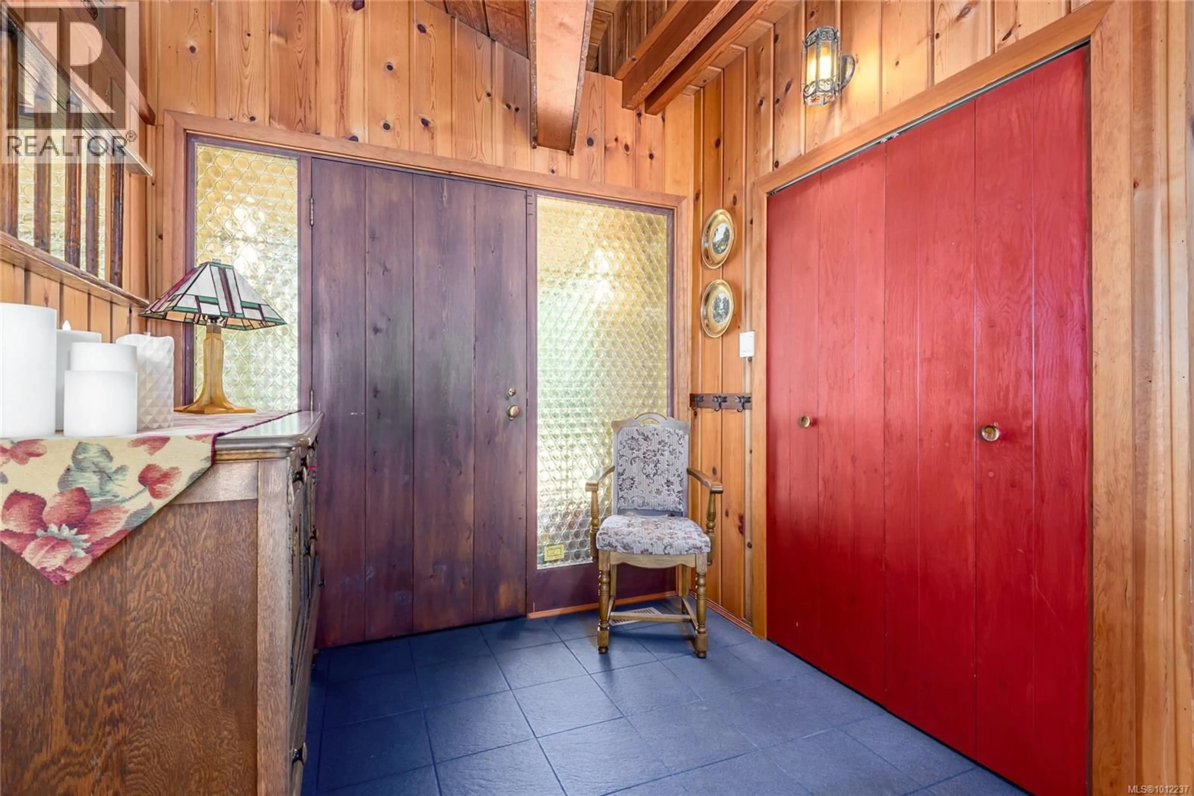 Indoor foyer for 6661 ISLAND HIGHWAY NORTH, Merville British Columbia V0R2M0