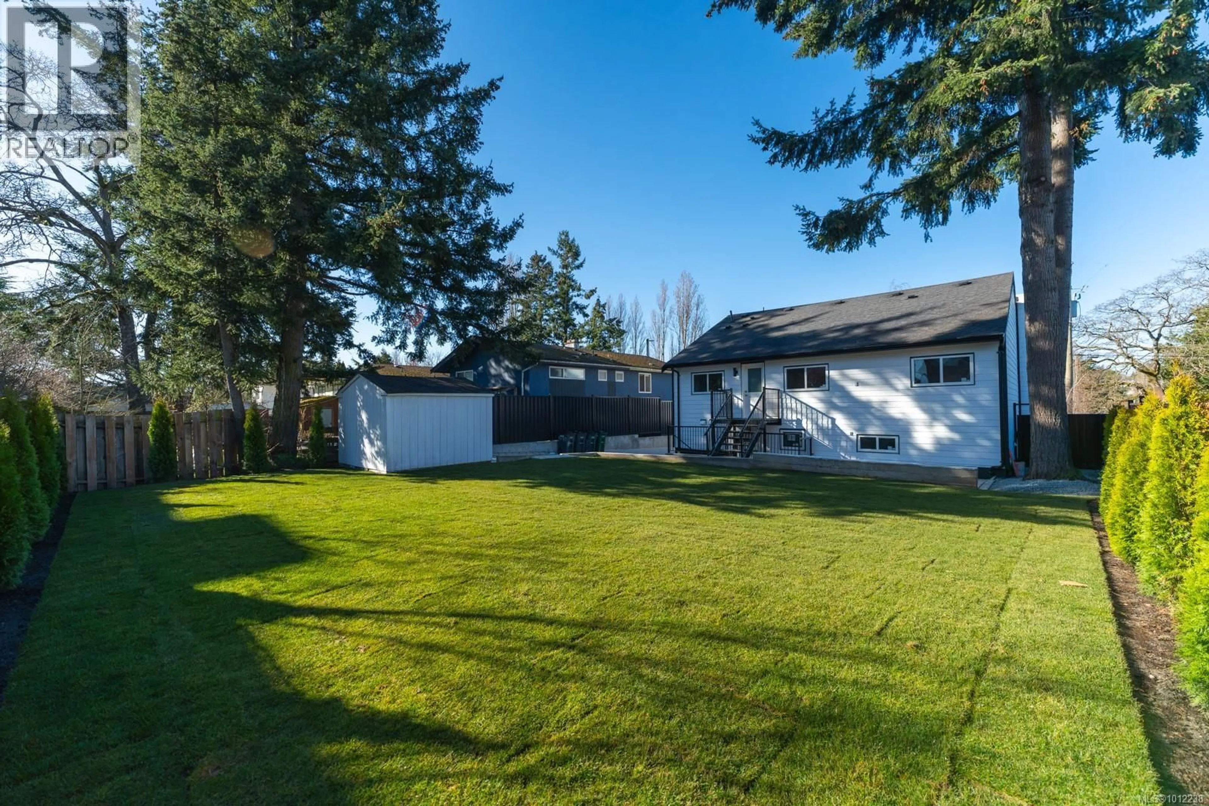 A pic from outside/outdoor area/front of a property/back of a property/a pic from drone, unknown for 4037 LAKEHILL PLACE, Saanich British Columbia V8X2J6