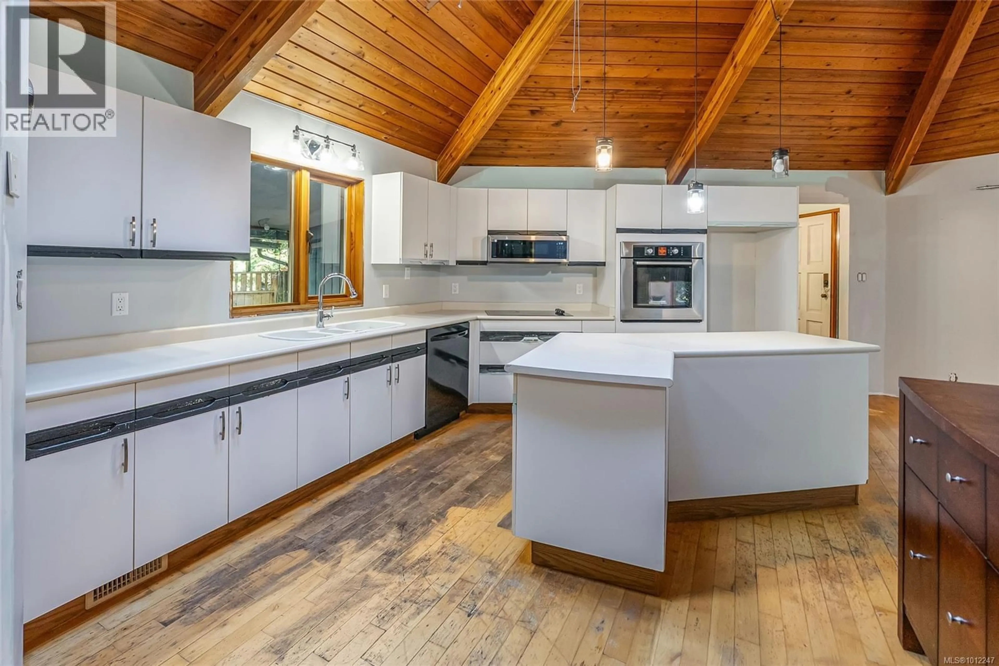 Open concept kitchen, wood/laminate floor for 505 BAYLIS ROAD, Qualicum Beach British Columbia V9K2G2