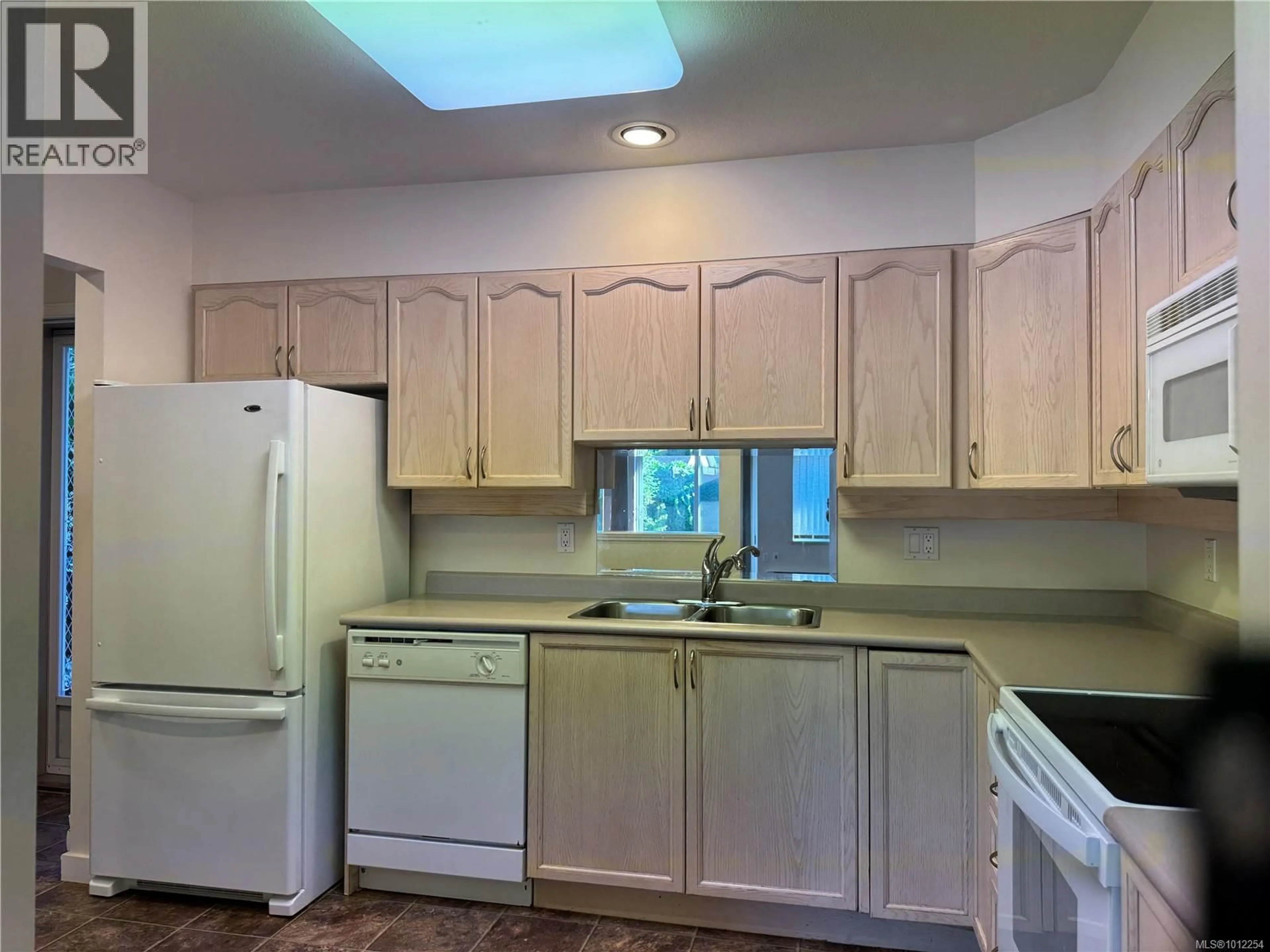 Standard kitchen, unknown for 26 - 2055 GALERNO ROAD, Campbell River British Columbia V9W6Z1