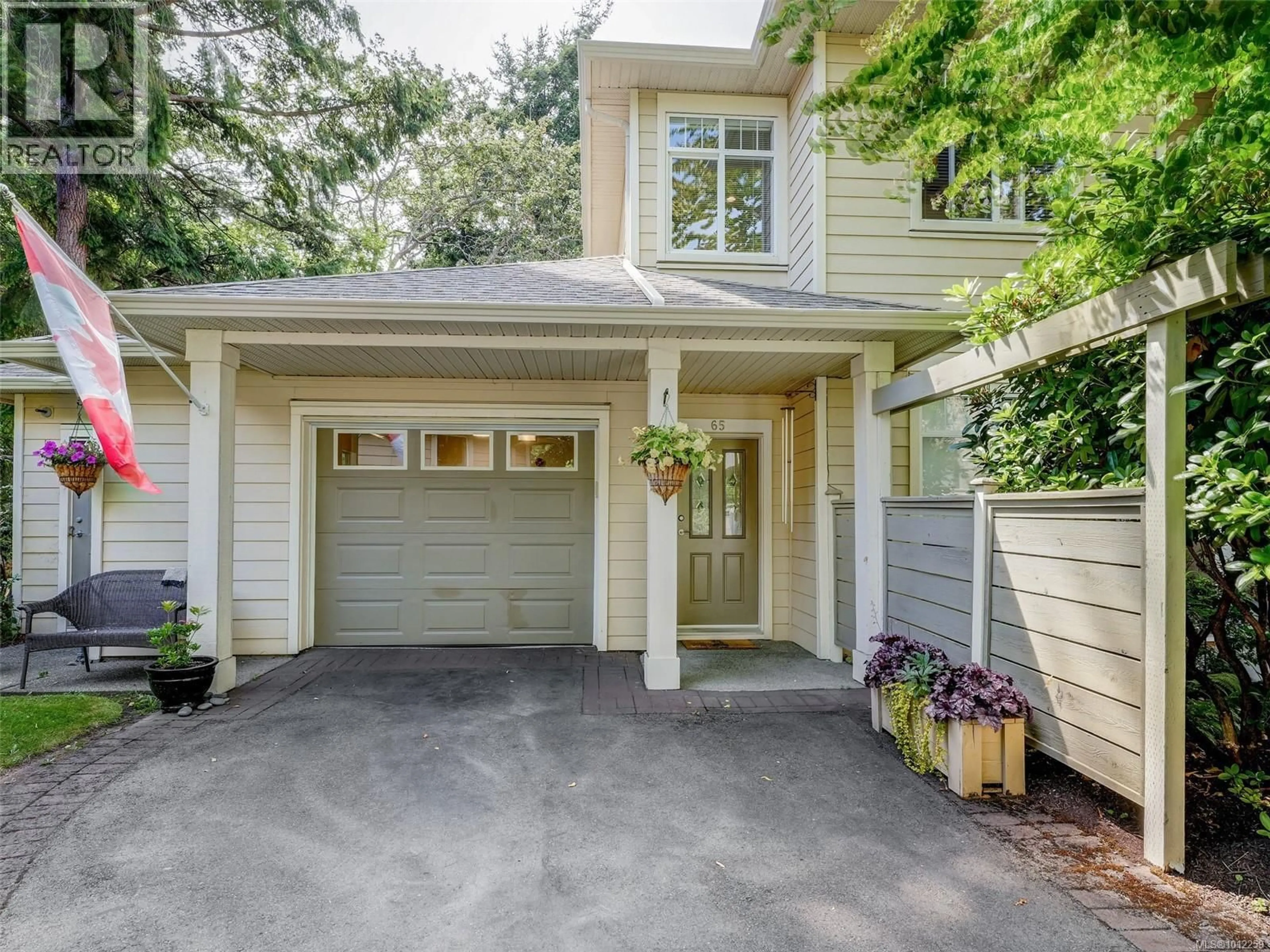 Home with vinyl exterior material, street for 65 - 850 PARKLANDS DRIVE, Esquimalt British Columbia V9A4S3