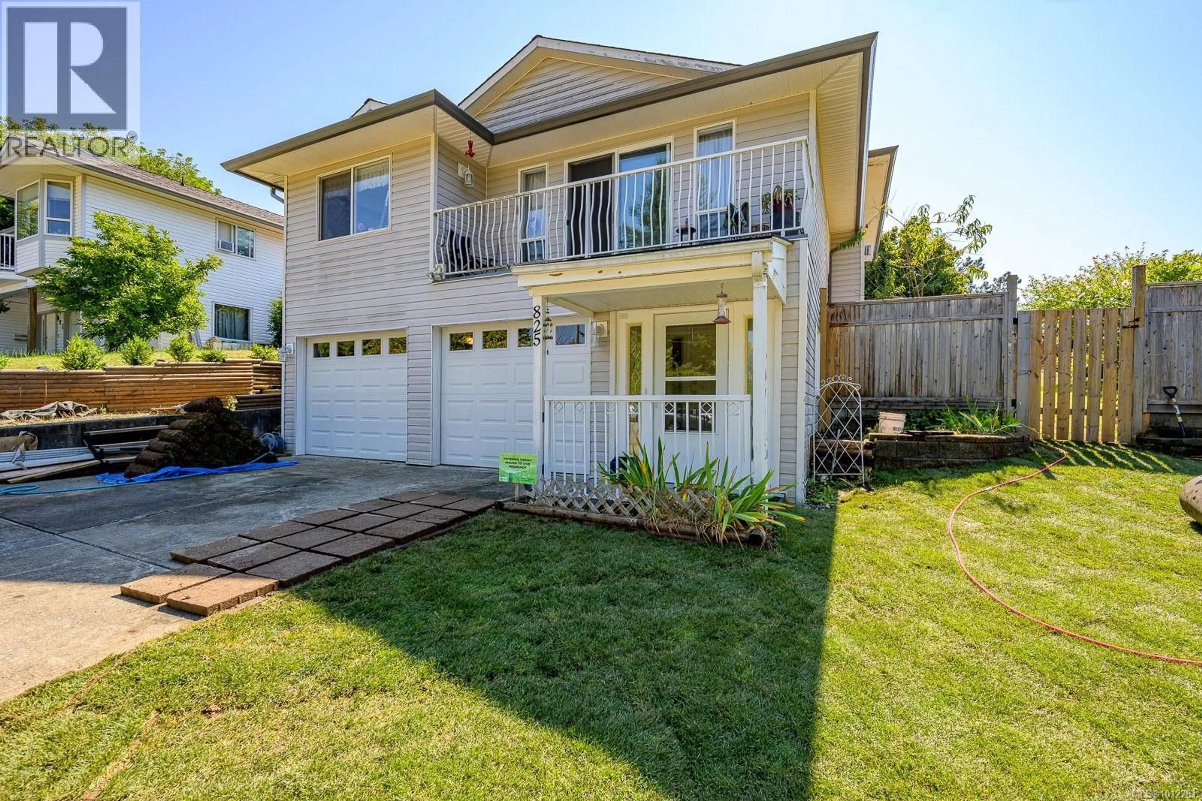 Home with vinyl exterior material, street for 825 PINECREST ROAD, Campbell River British Columbia V9W7N2