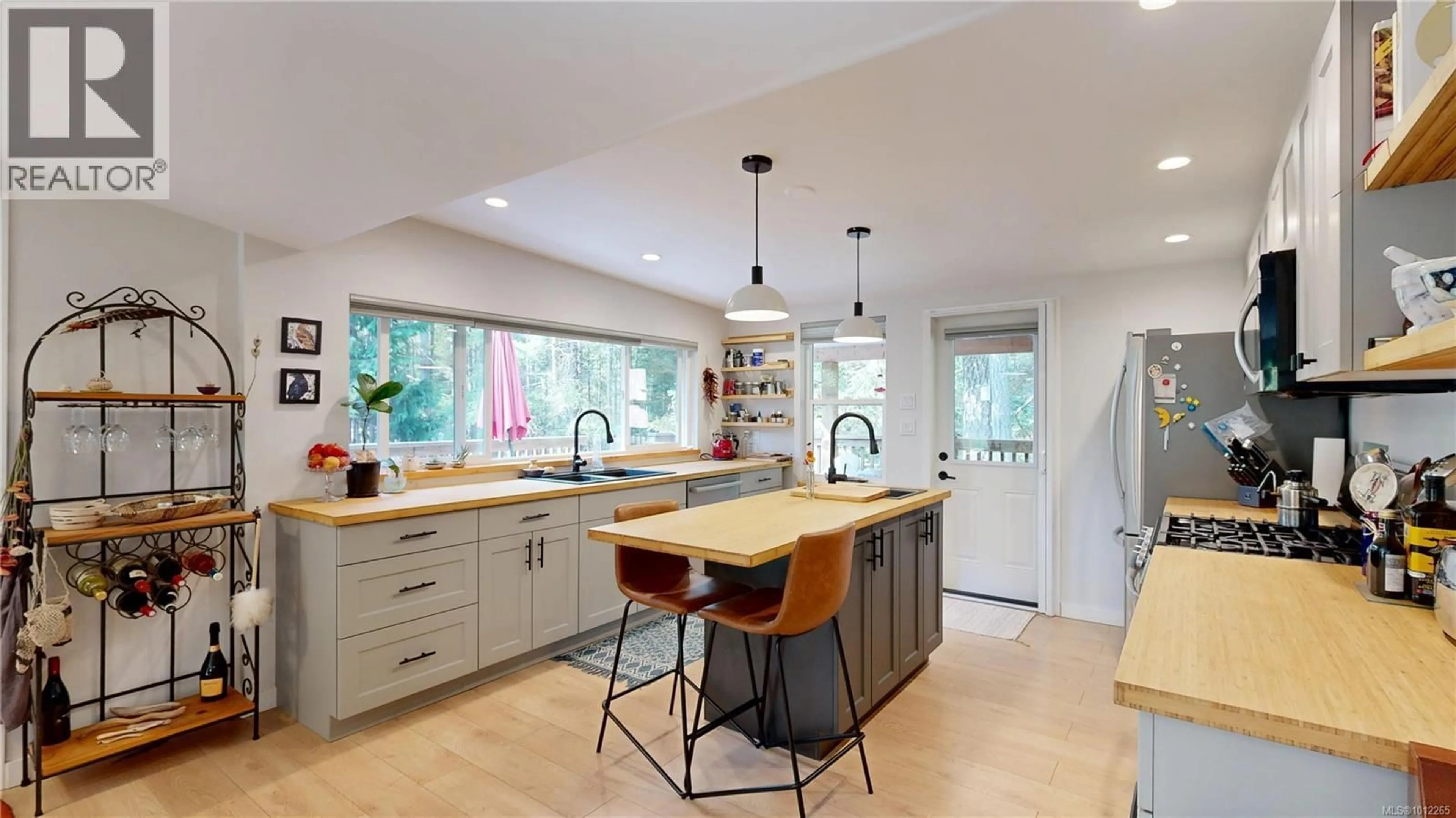 Contemporary kitchen, ceramic/tile floor for 680 CRESTWOOD ROAD, Gabriola Island British Columbia V0R1X4