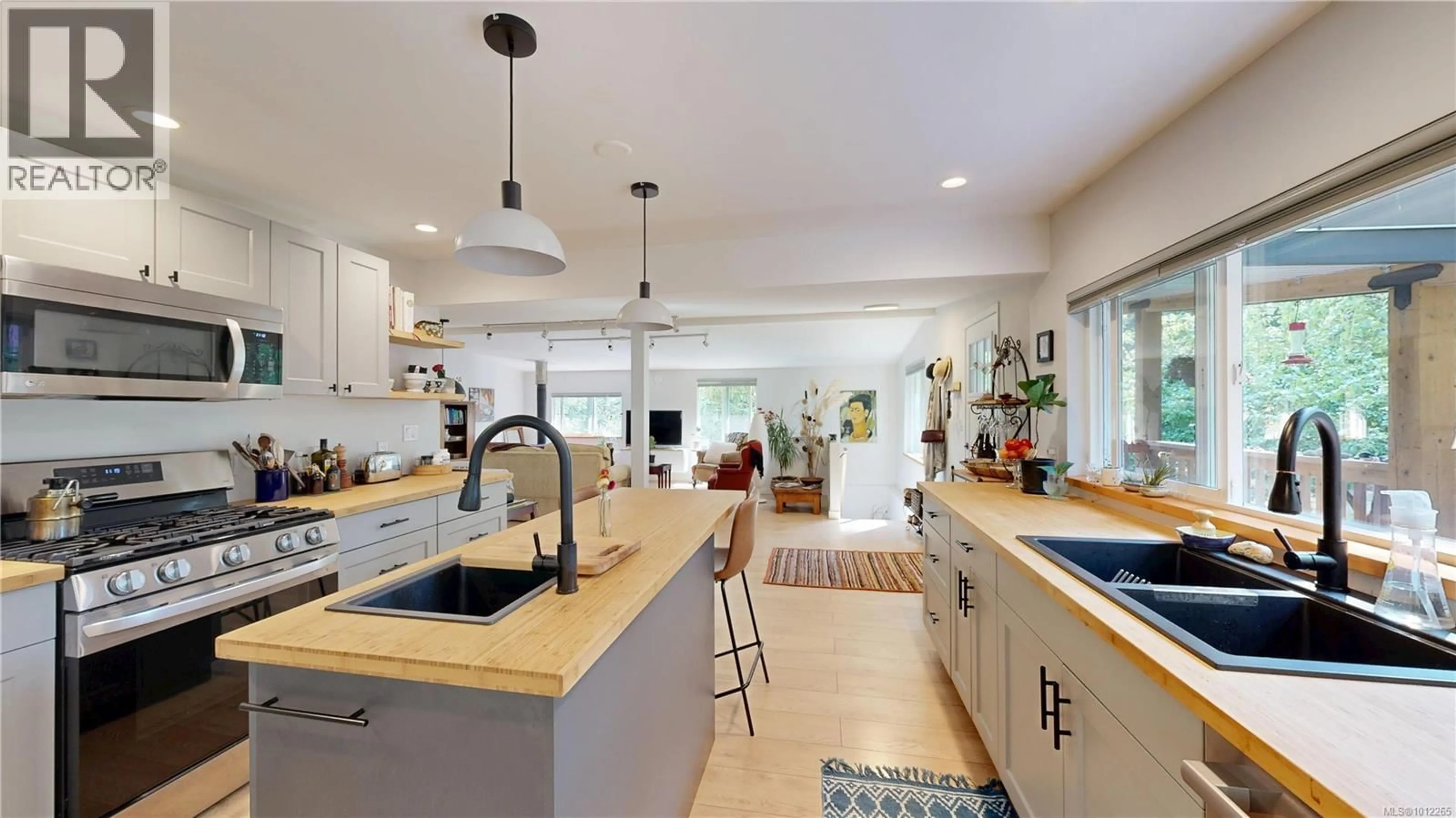 Open concept kitchen, ceramic/tile floor for 680 CRESTWOOD ROAD, Gabriola Island British Columbia V0R1X4