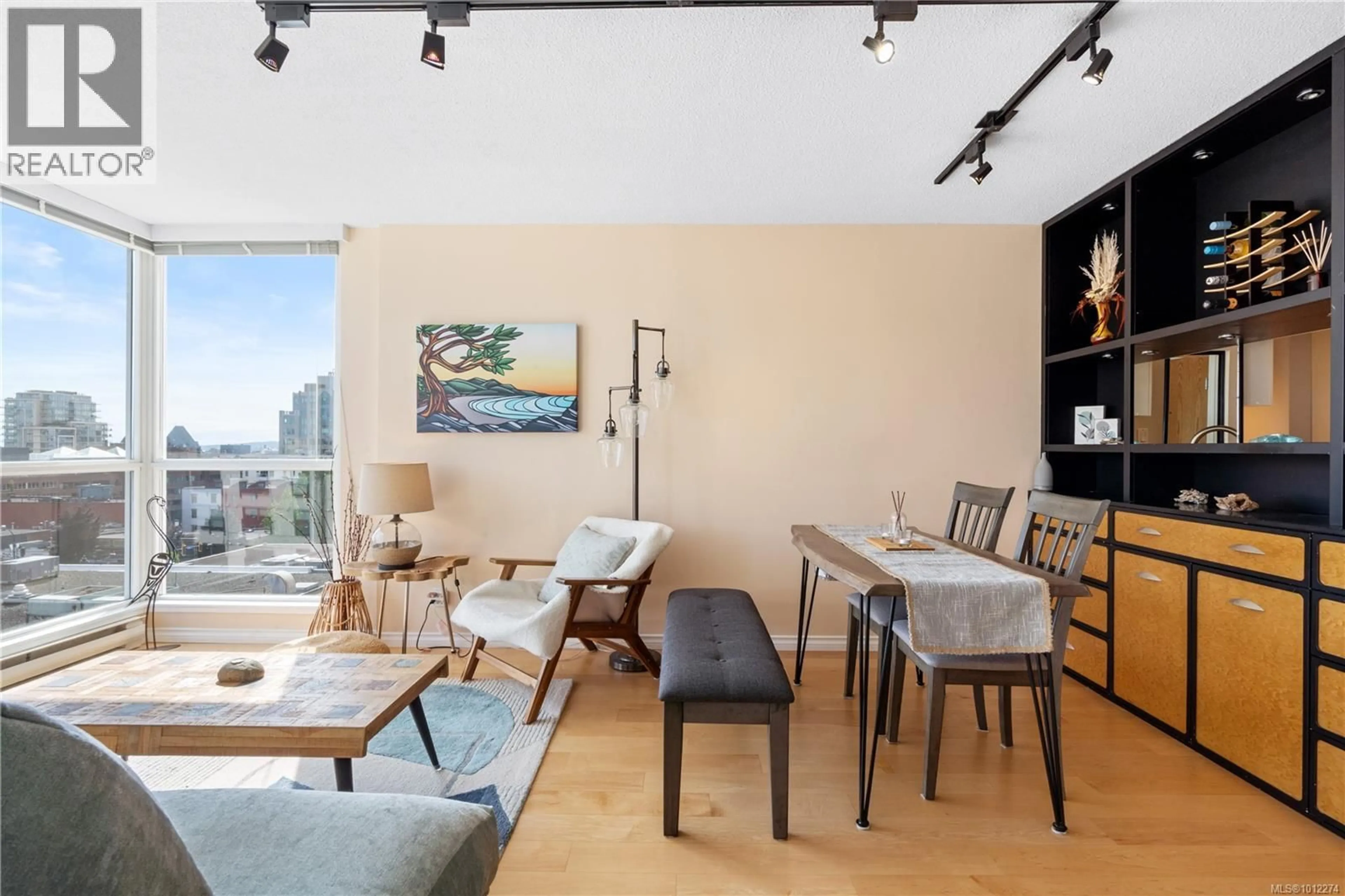 Living room with furniture, unknown for 910 - 835 VIEW STREET, Victoria British Columbia V8X3L6