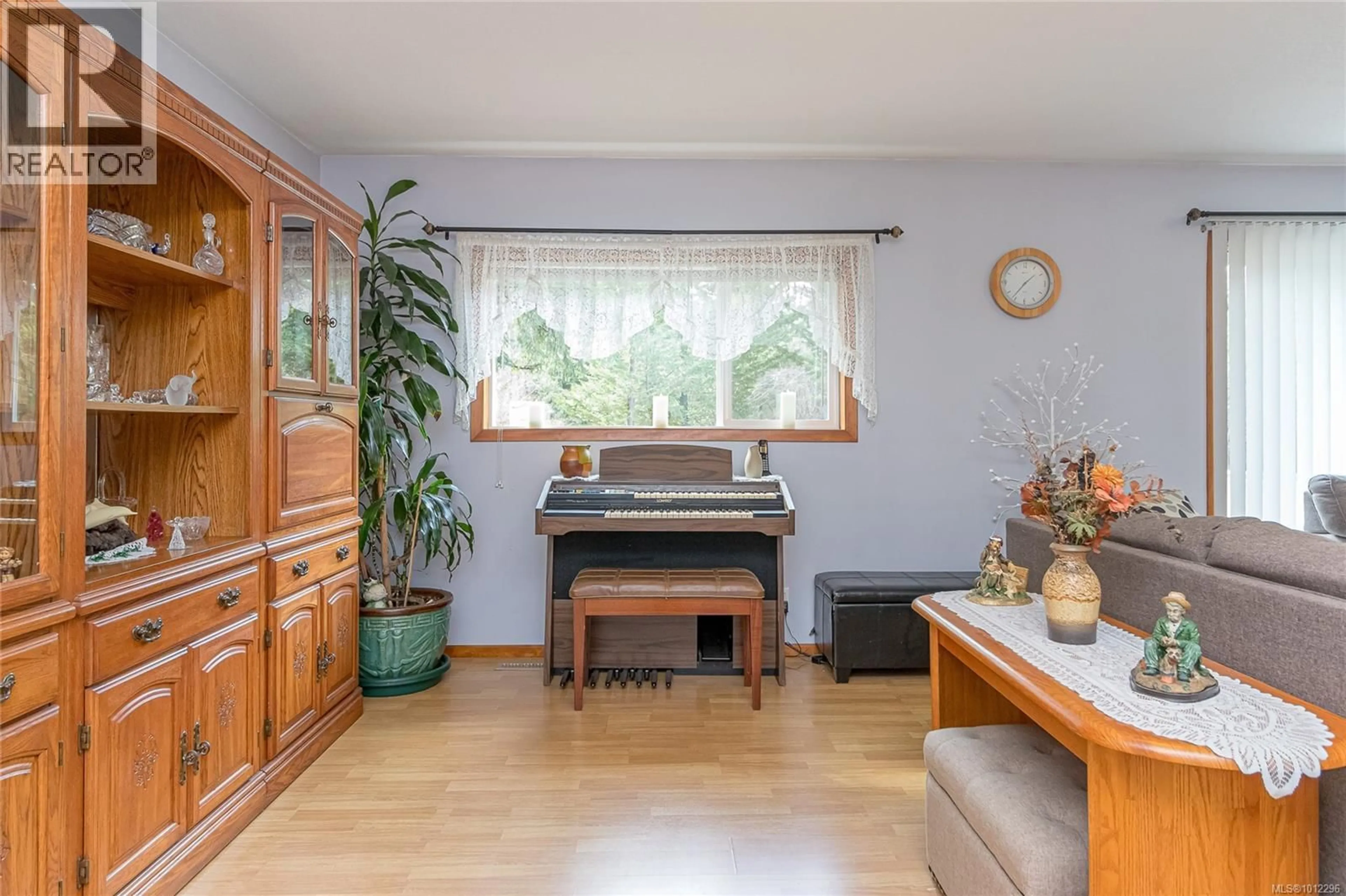 Living room with furniture, wood/laminate floor for 770 GILBERT ROAD, Hilliers British Columbia V9K1X5