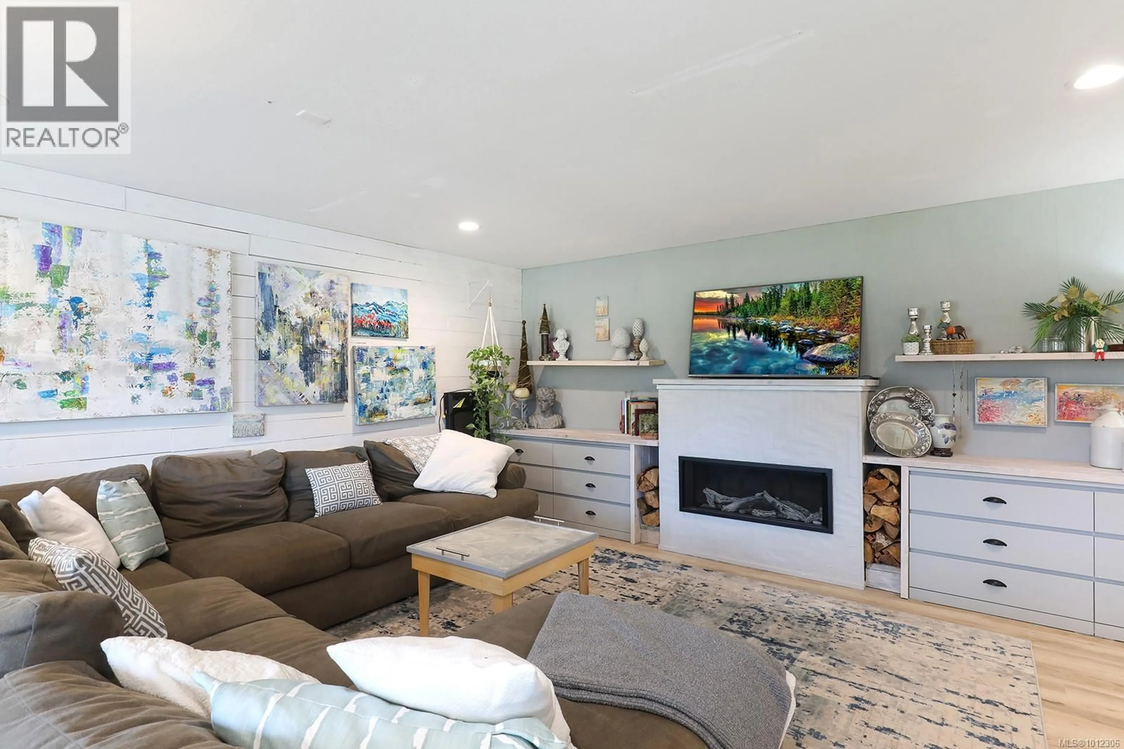 Living room with furniture, unknown for 7703 TOZER ROAD, Fanny Bay British Columbia V0R1W0