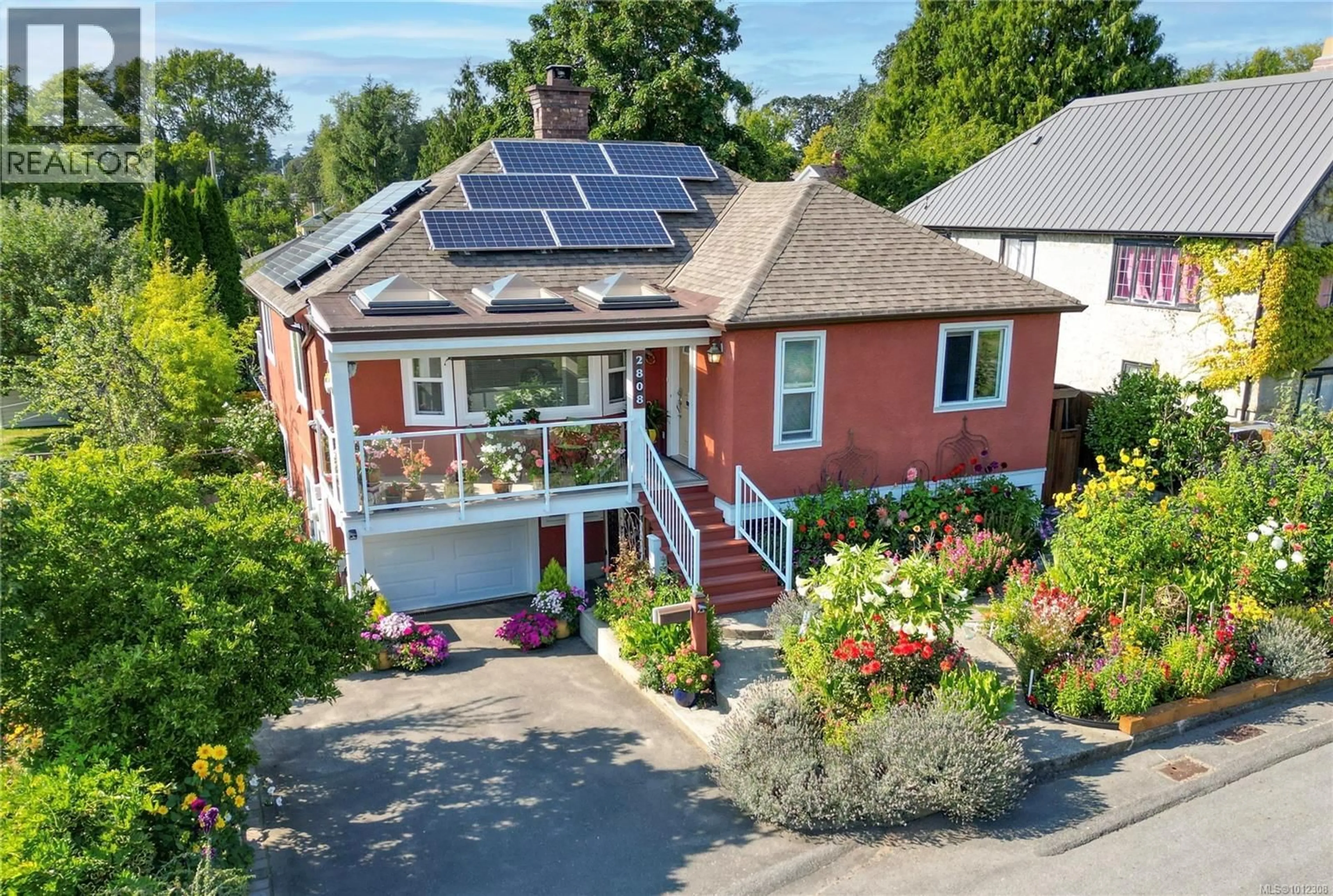 A pic from outside/outdoor area/front of a property/back of a property/a pic from drone, street for 2808 WYNDEATT AVENUE, Saanich British Columbia V9A2L8