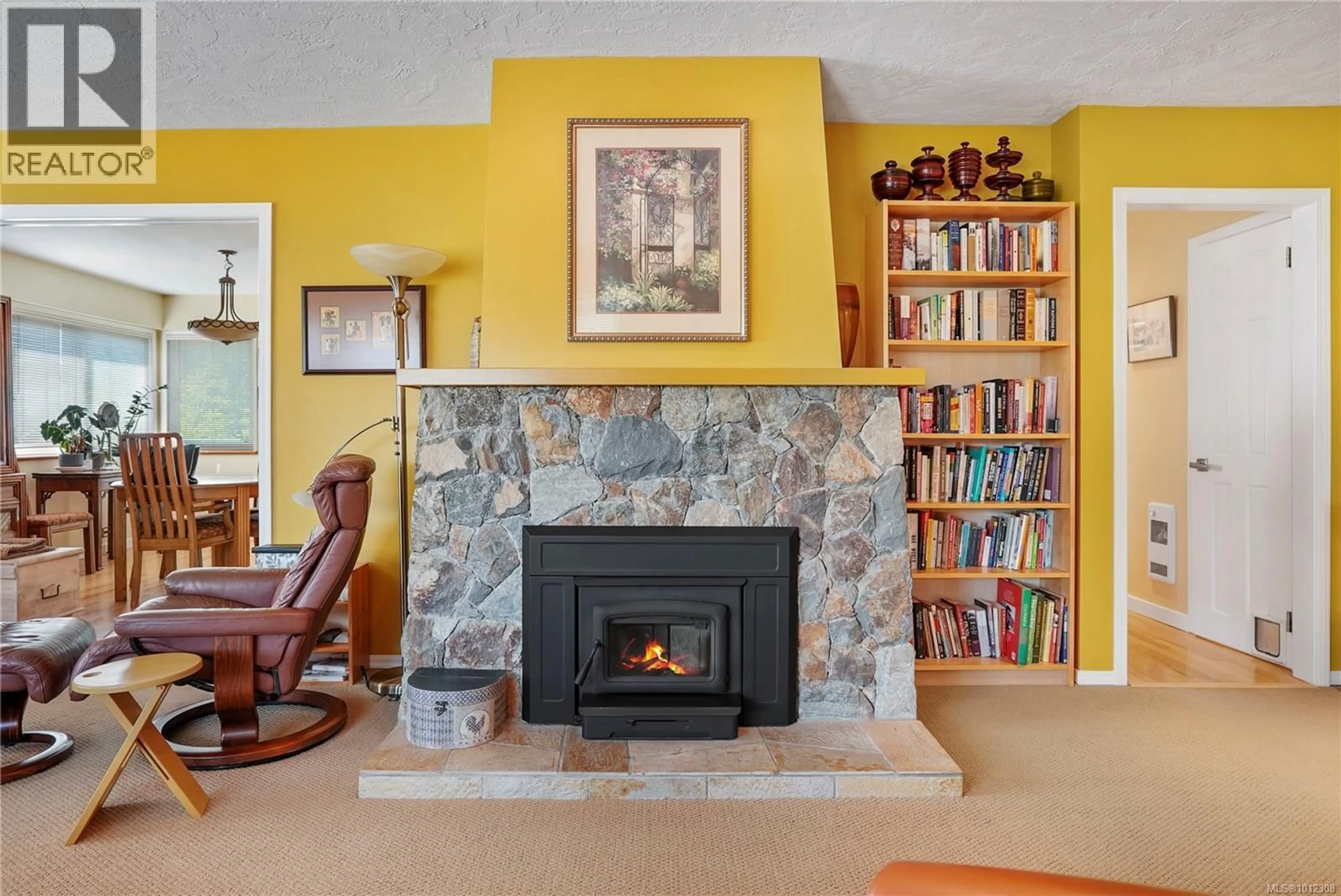 Living room with furniture, ceramic/tile floor for 2808 WYNDEATT AVENUE, Saanich British Columbia V9A2L8