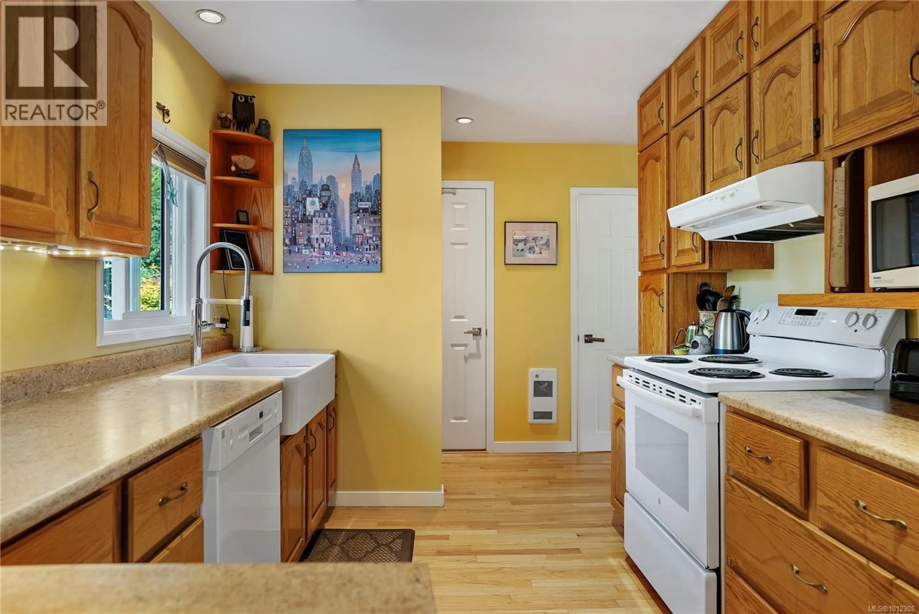 Standard kitchen, ceramic/tile floor for 2808 WYNDEATT AVENUE, Saanich British Columbia V9A2L8