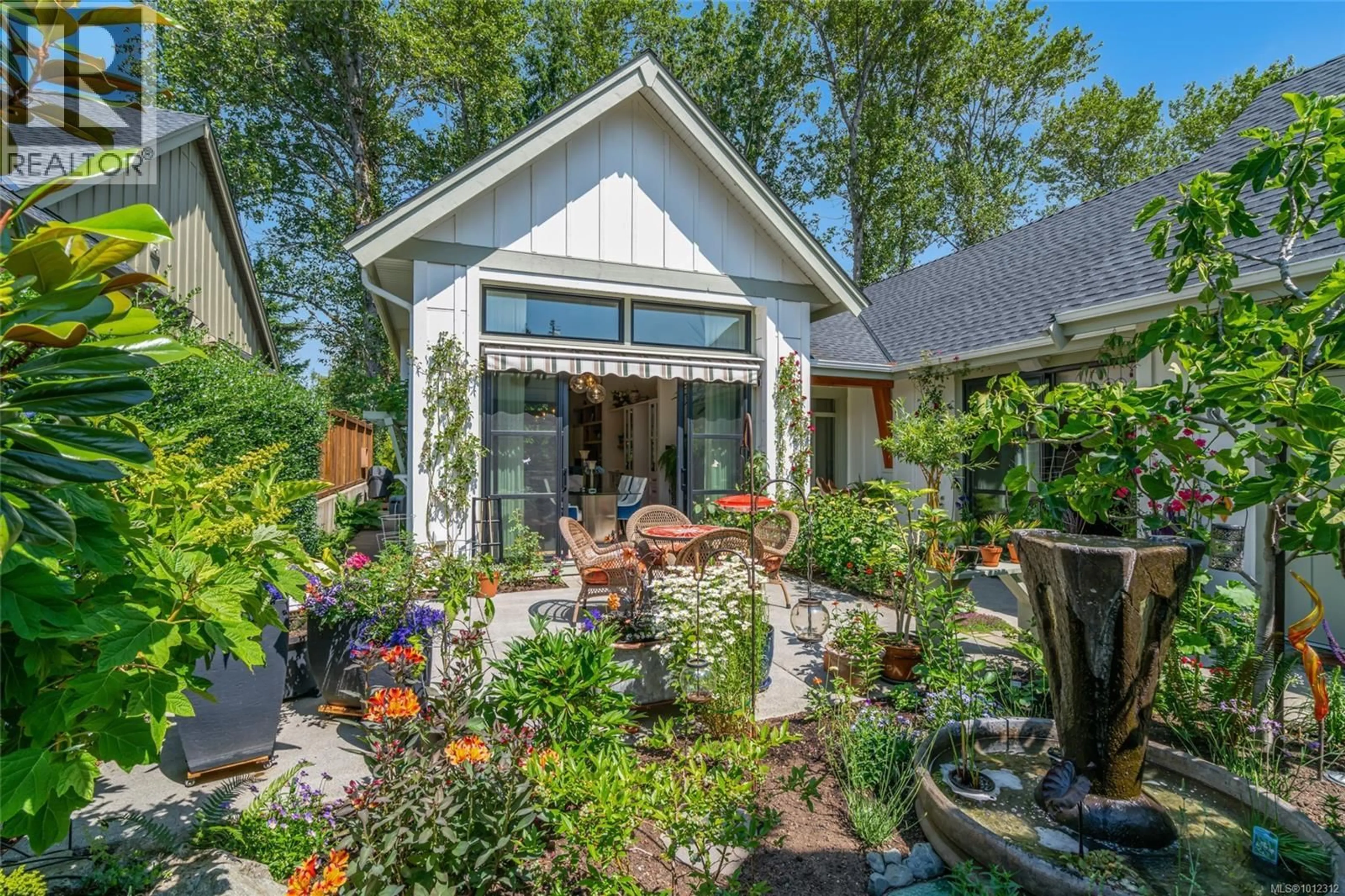 Patio, street for 863 CLAYMORE CRESCENT, Qualicum Beach British Columbia V9K0A9