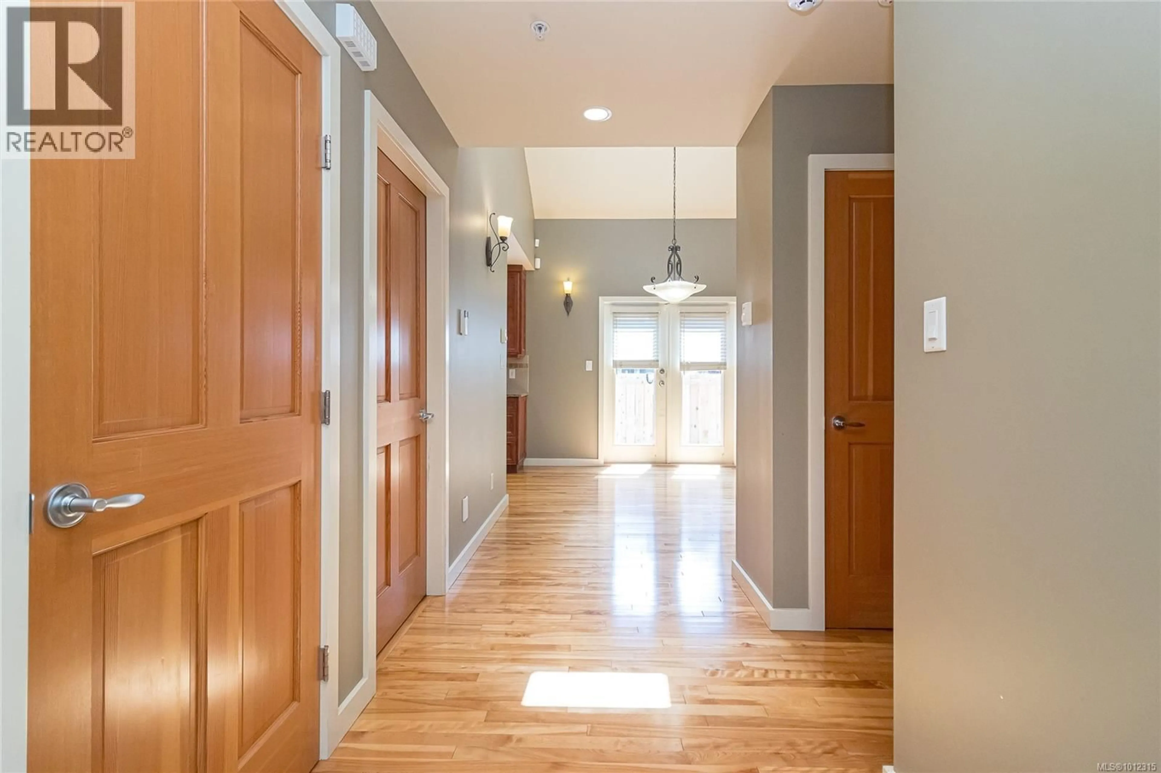 Indoor entryway for 2 - 10134 THIRD STREET, Sidney British Columbia V8L3C2