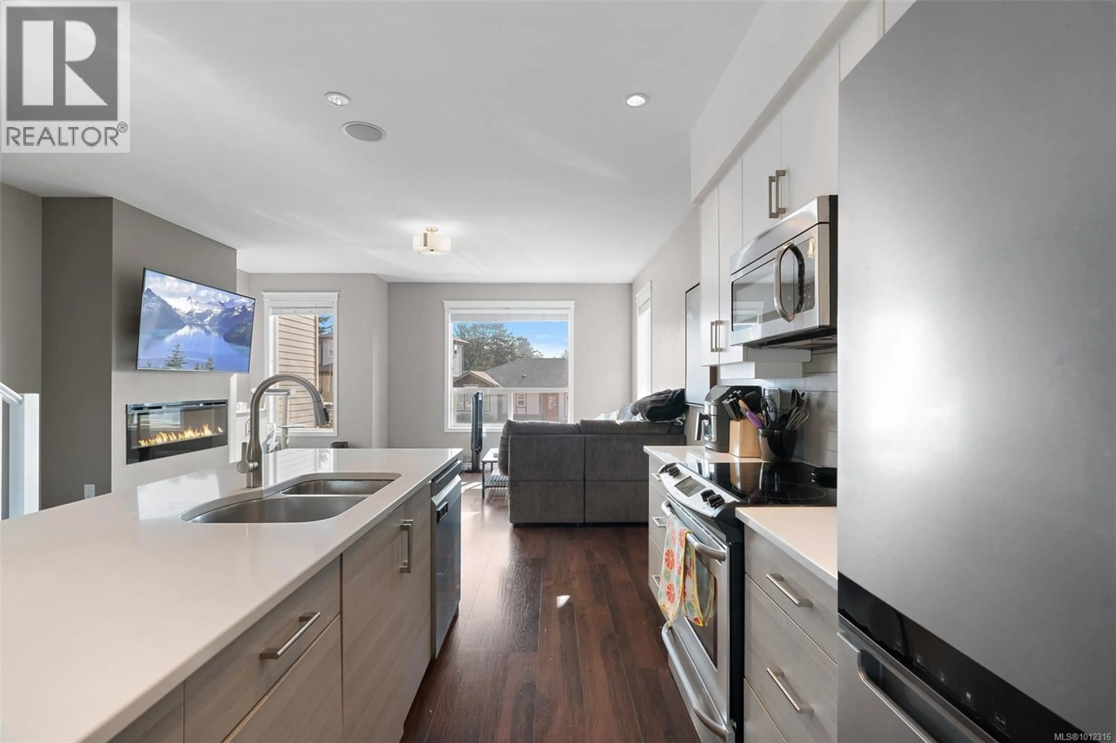 Open concept kitchen, ceramic/tile floor for 2706 WINSTER ROAD, Langford British Columbia V9B3P3
