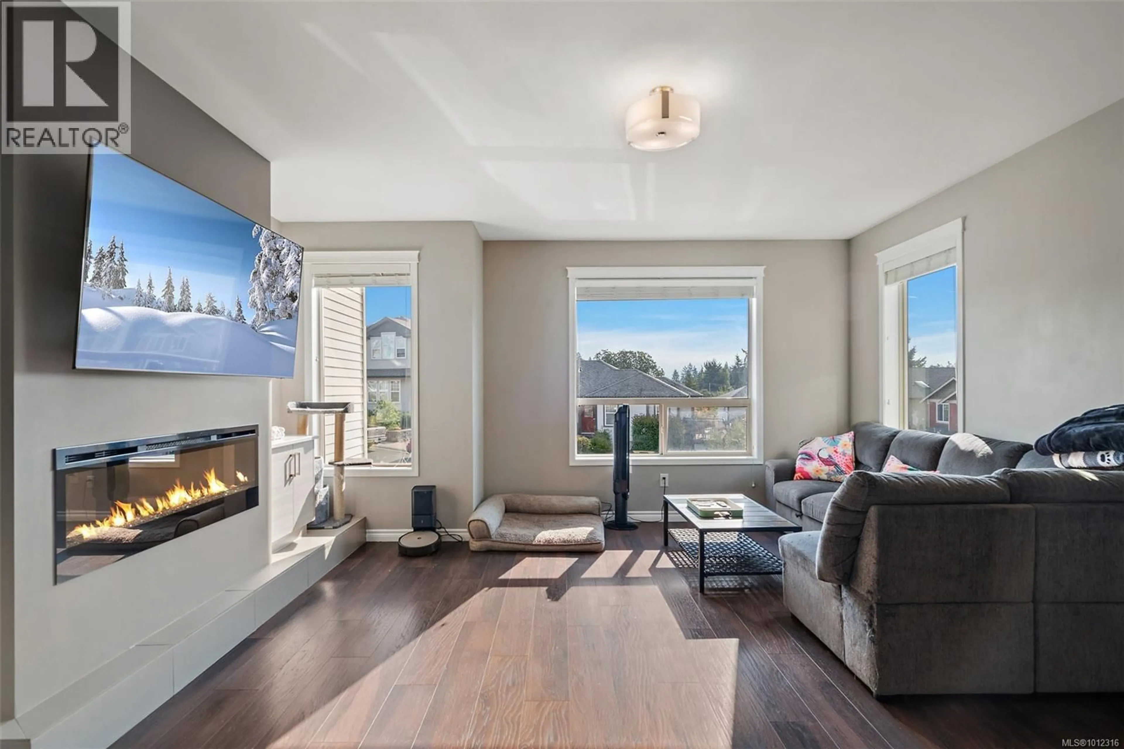 Living room with furniture, wood/laminate floor for 2706 WINSTER ROAD, Langford British Columbia V9B3P3