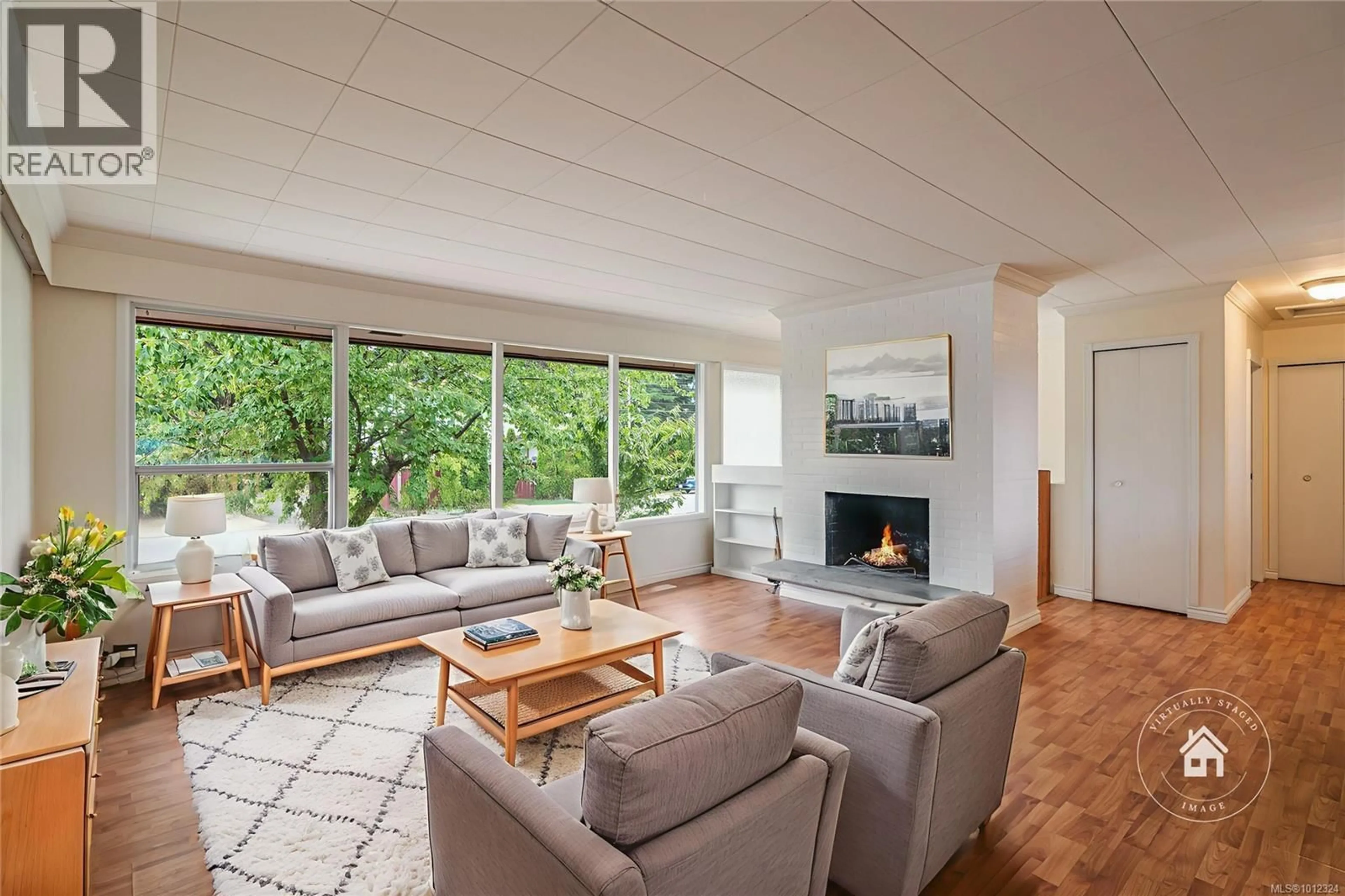Living room with furniture, wood/laminate floor for 70 GIGGLESWICK PLACE, Nanaimo British Columbia V9S2V8