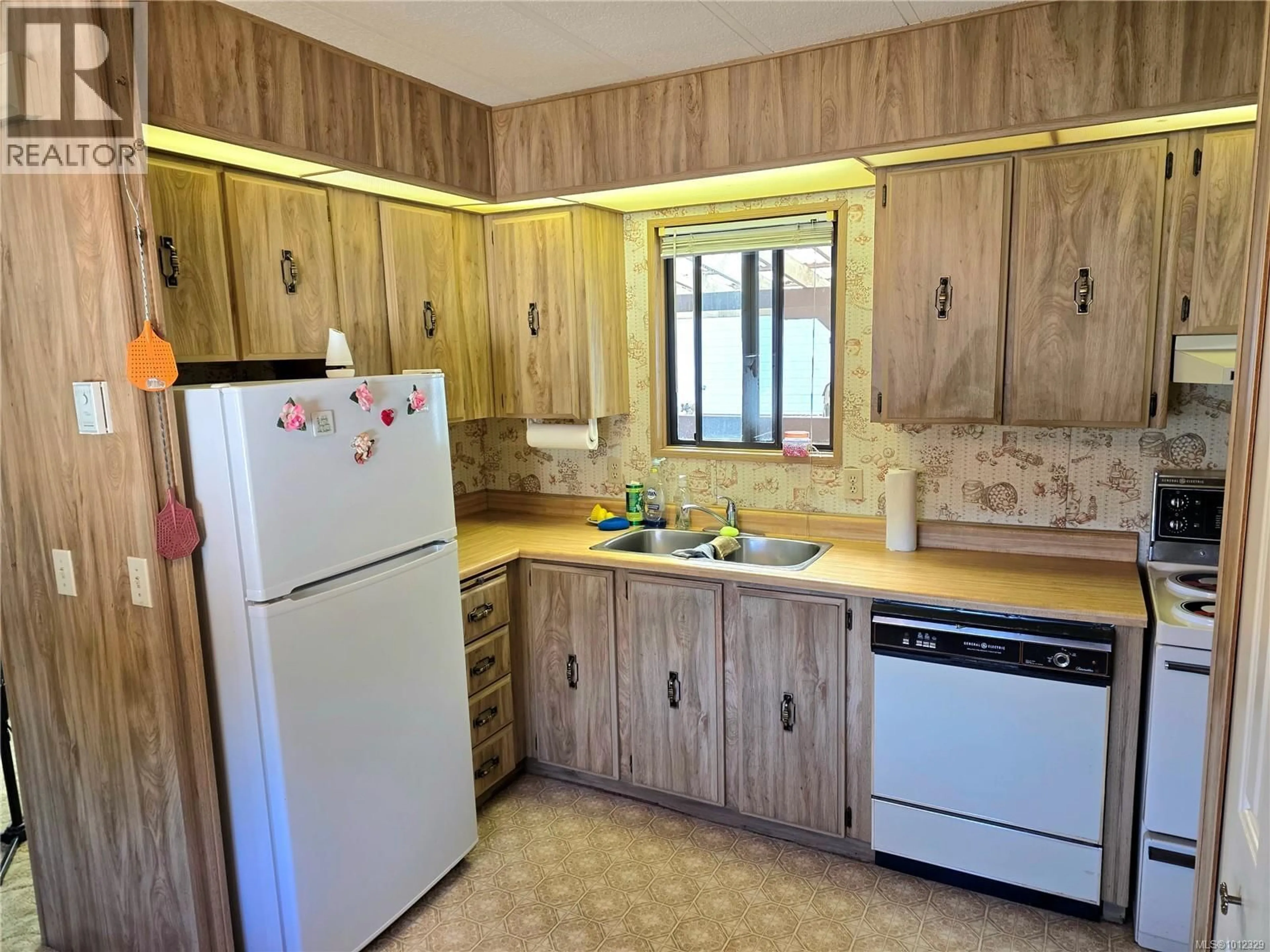 Standard kitchen, wood/laminate floor for 39 - 5558 BEAVER CREEK ROAD, Port Alberni British Columbia V9Y8G6