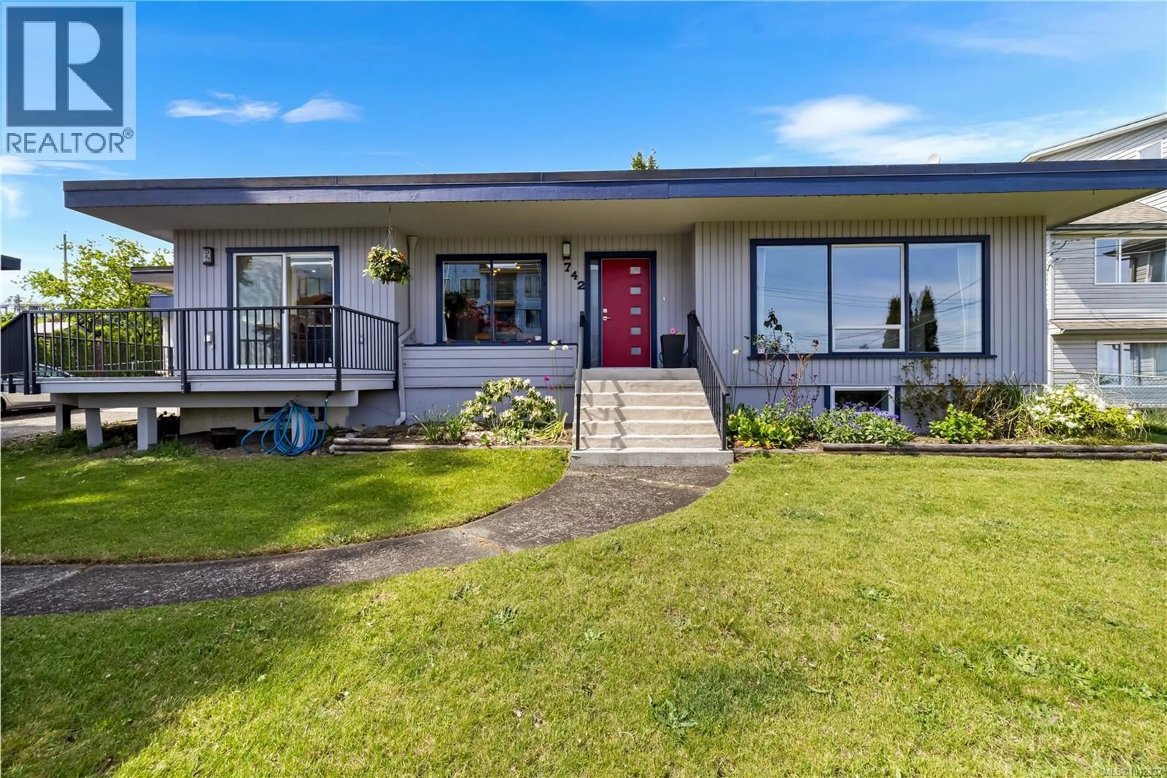 Home with vinyl exterior material, street for 742 BIRCH STREET, Campbell River British Columbia V9W2T4