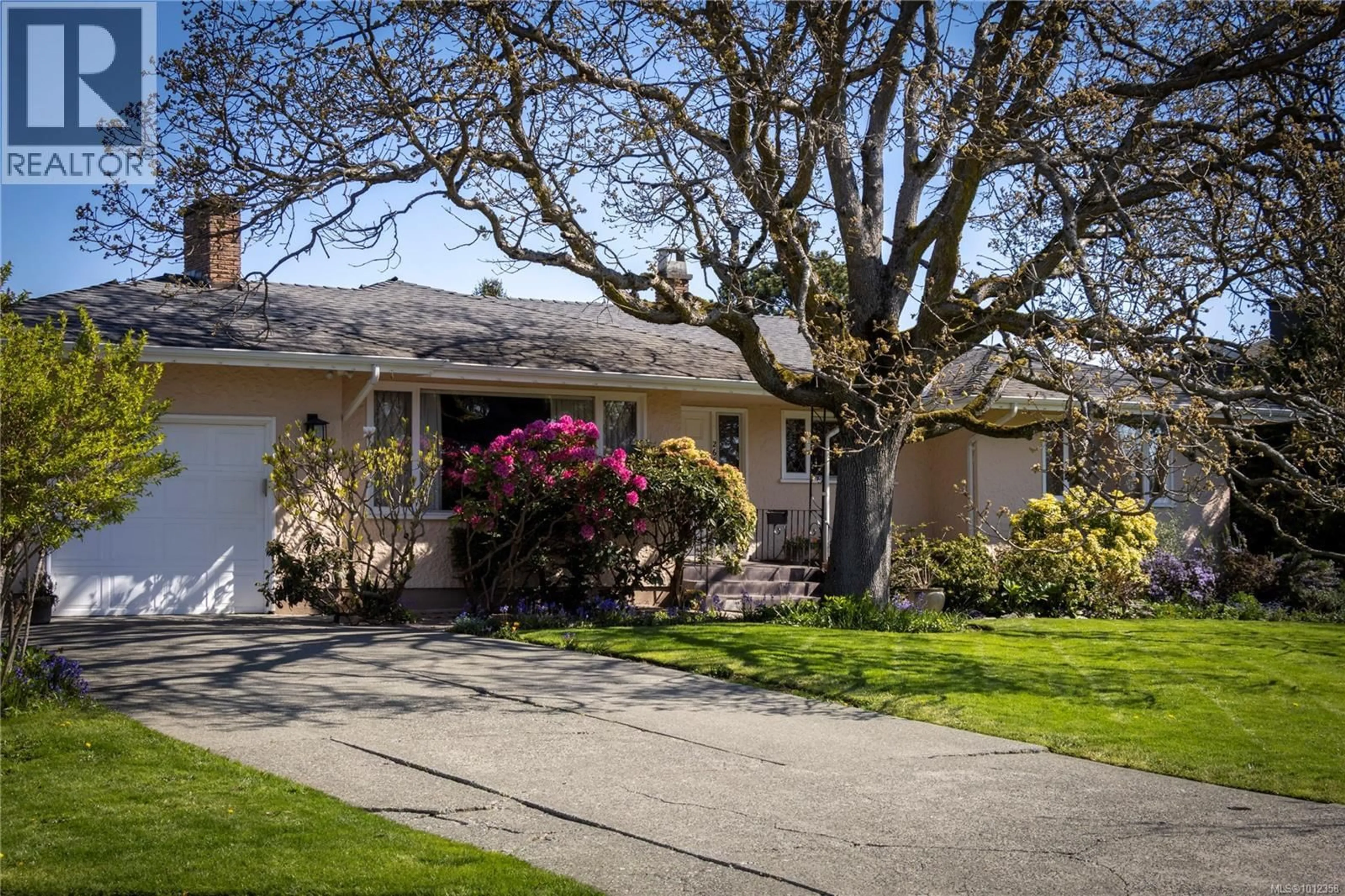 Home with vinyl exterior material, street for 2650 DORSET ROAD, Oak Bay British Columbia V8R3N1