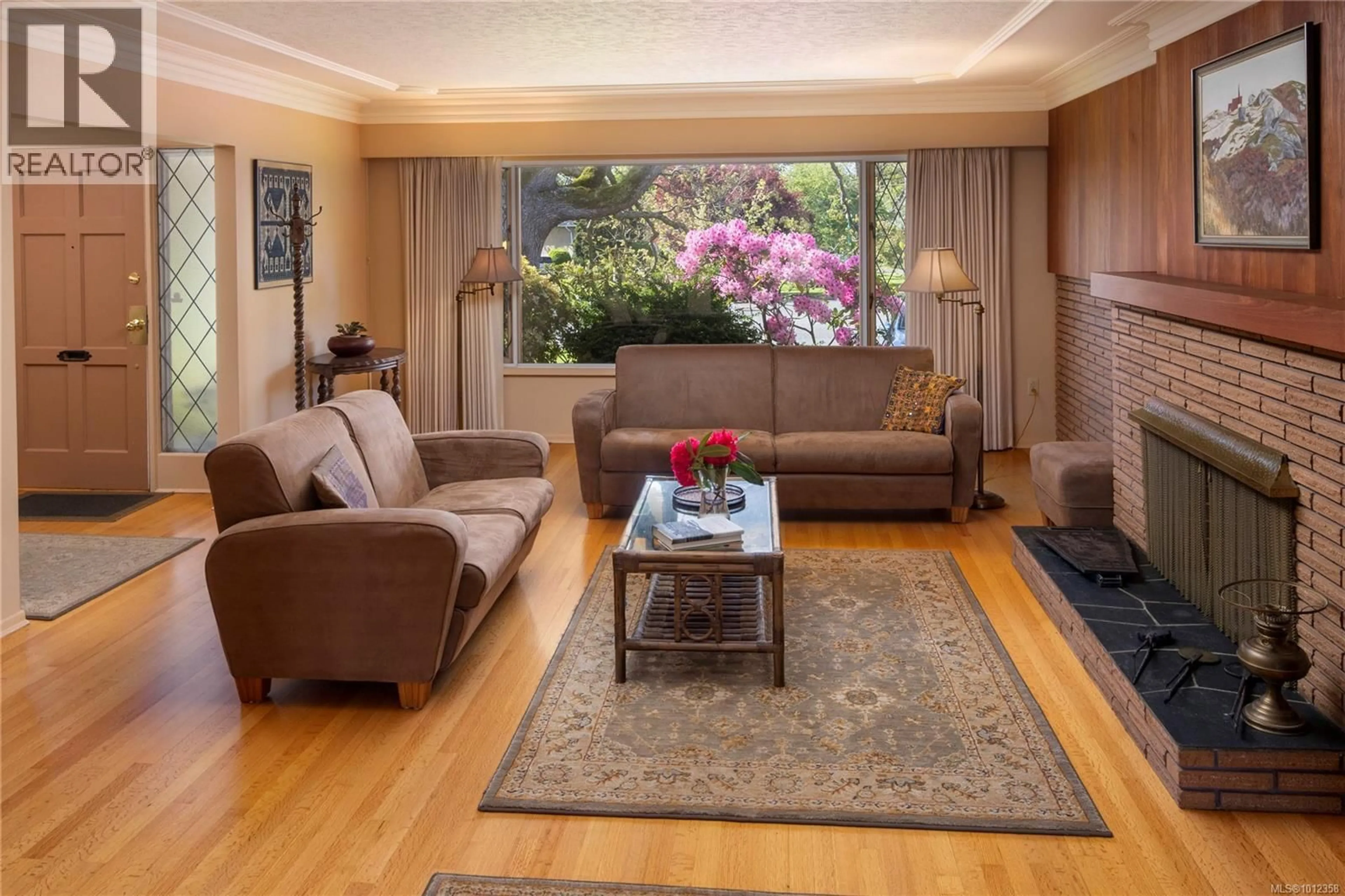 Living room with furniture, wood/laminate floor for 2650 DORSET ROAD, Oak Bay British Columbia V8R3N1