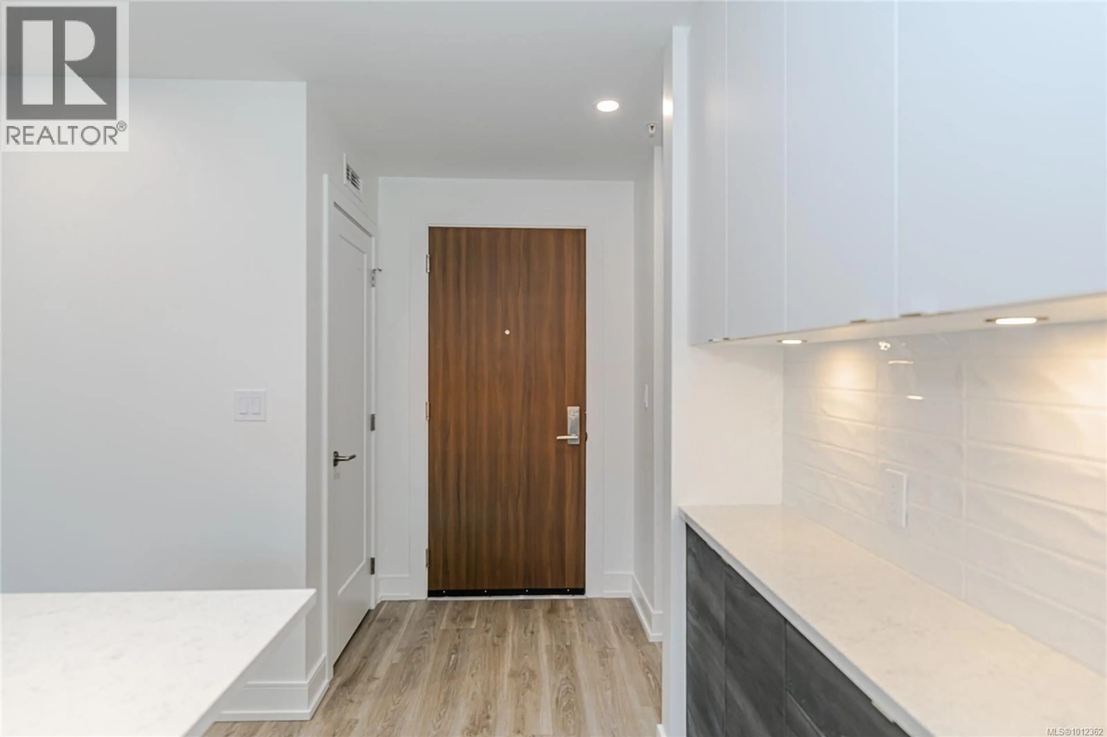Indoor entryway for 715 - 1628 STORE STREET, Victoria British Columbia V8W0H1