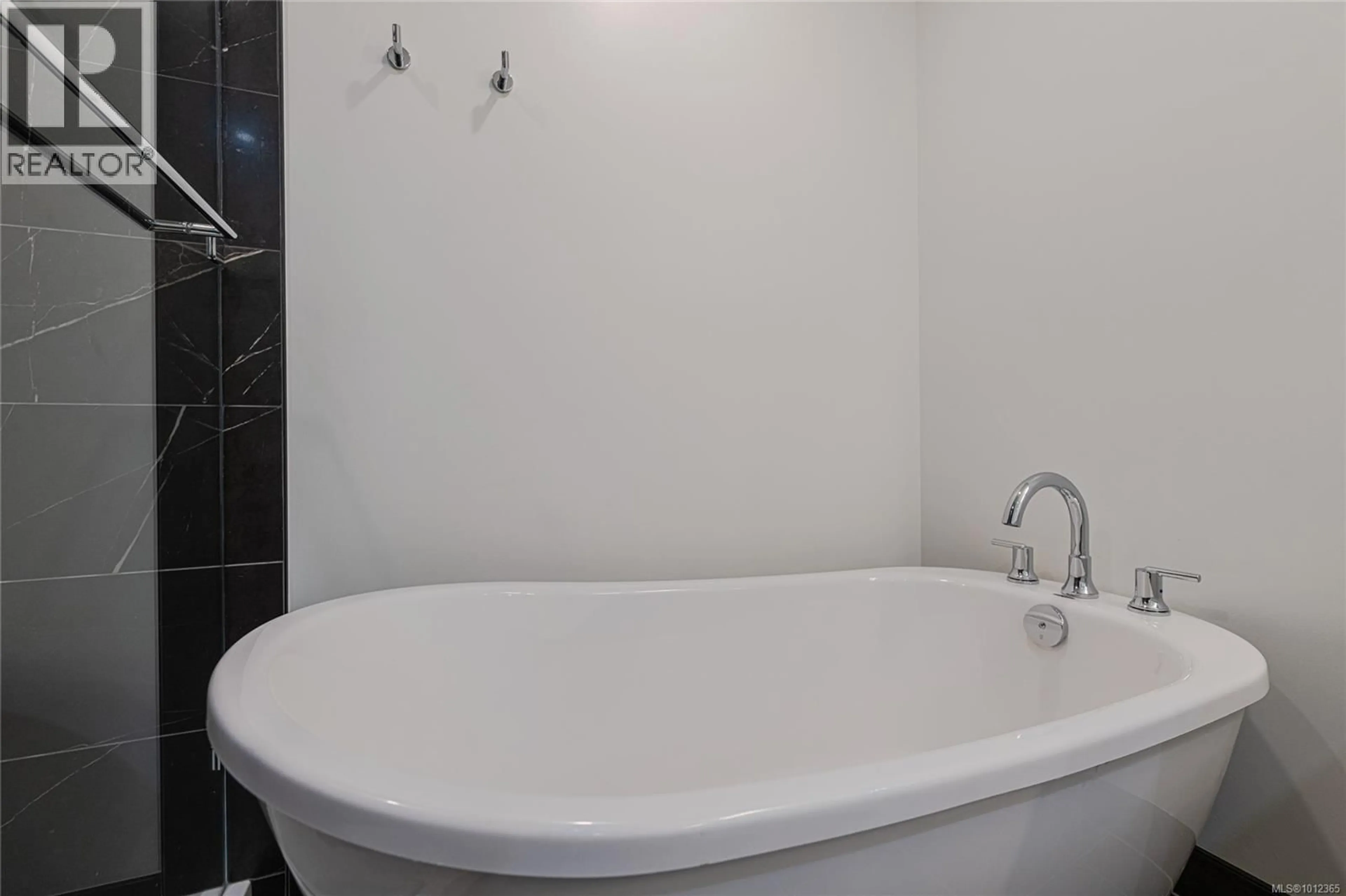 Standard bathroom, ceramic/tile floor for 905 - 1628 STORE STREET, Victoria British Columbia V8W0H1