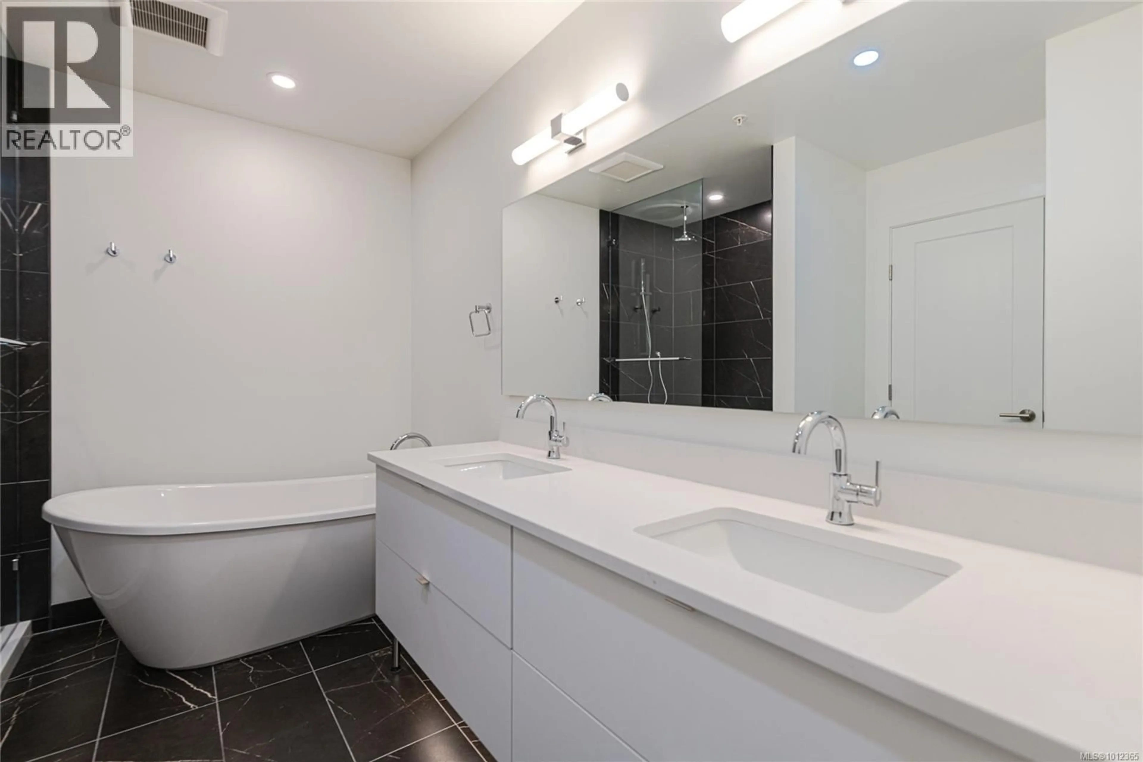 Standard bathroom, ceramic/tile floor for 905 - 1628 STORE STREET, Victoria British Columbia V8W0H1