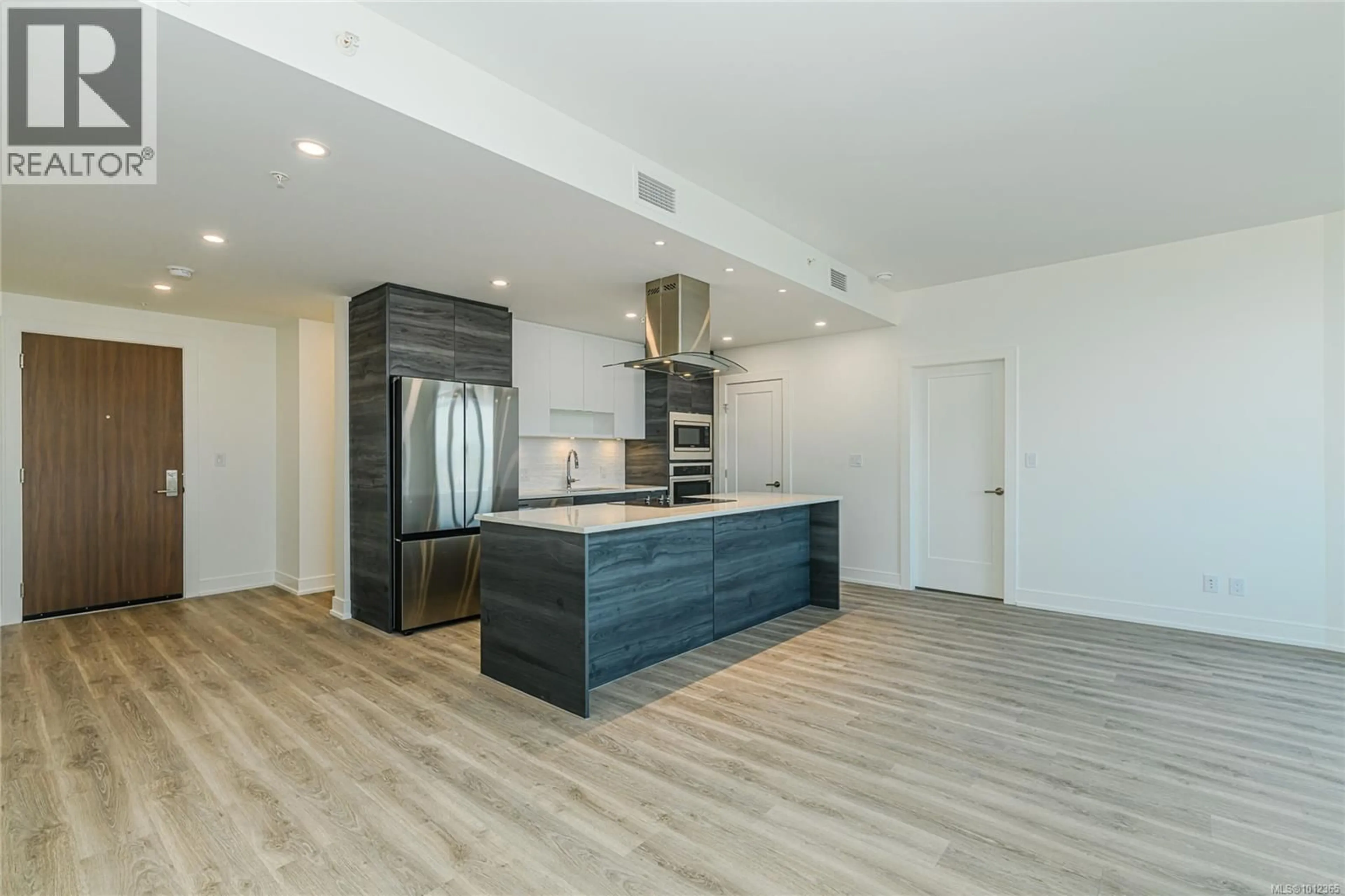Open concept kitchen, wood/laminate floor for 905 - 1628 STORE STREET, Victoria British Columbia V8W0H1