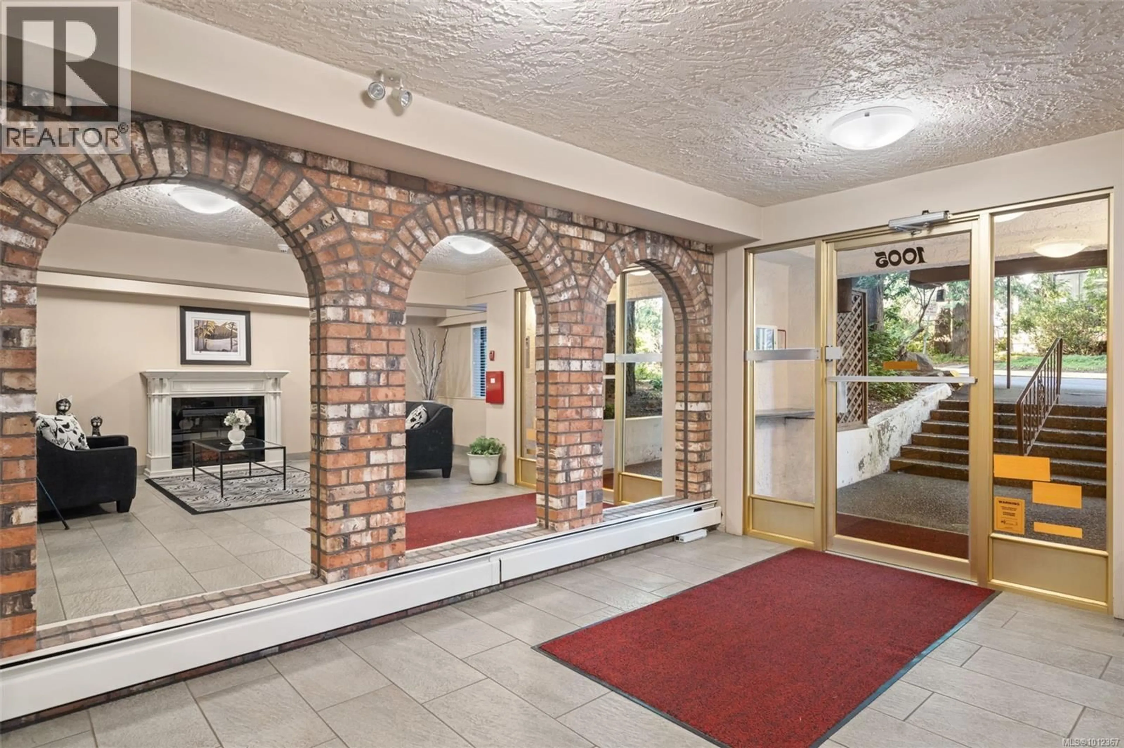 Indoor foyer for 117 - 1005 MCKENZIE AVENUE, Saanich British Columbia V8X4A9