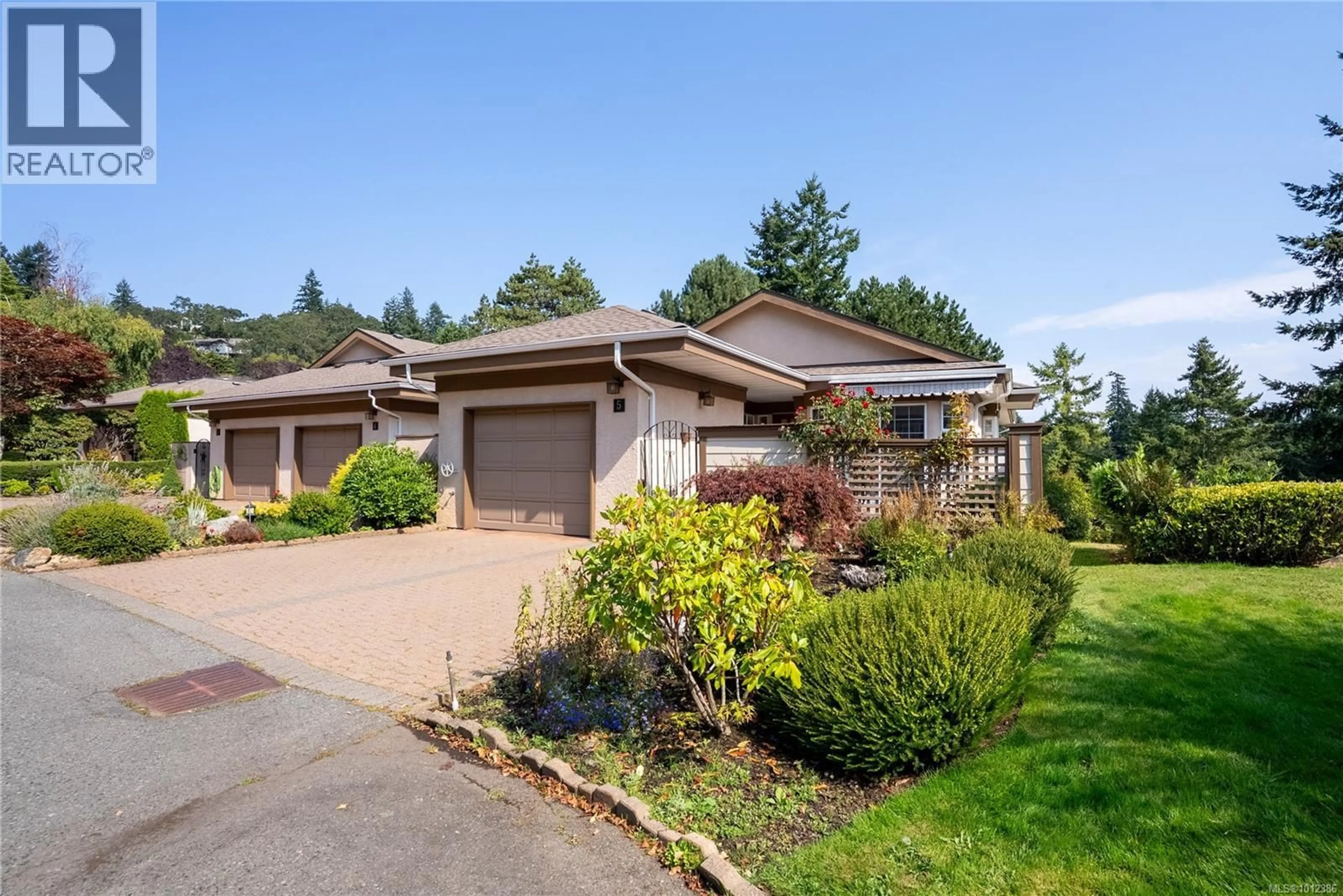 Home with vinyl exterior material, street for 5 - 901 KENTWOOD LANE, Saanich British Columbia V8Y2Y5