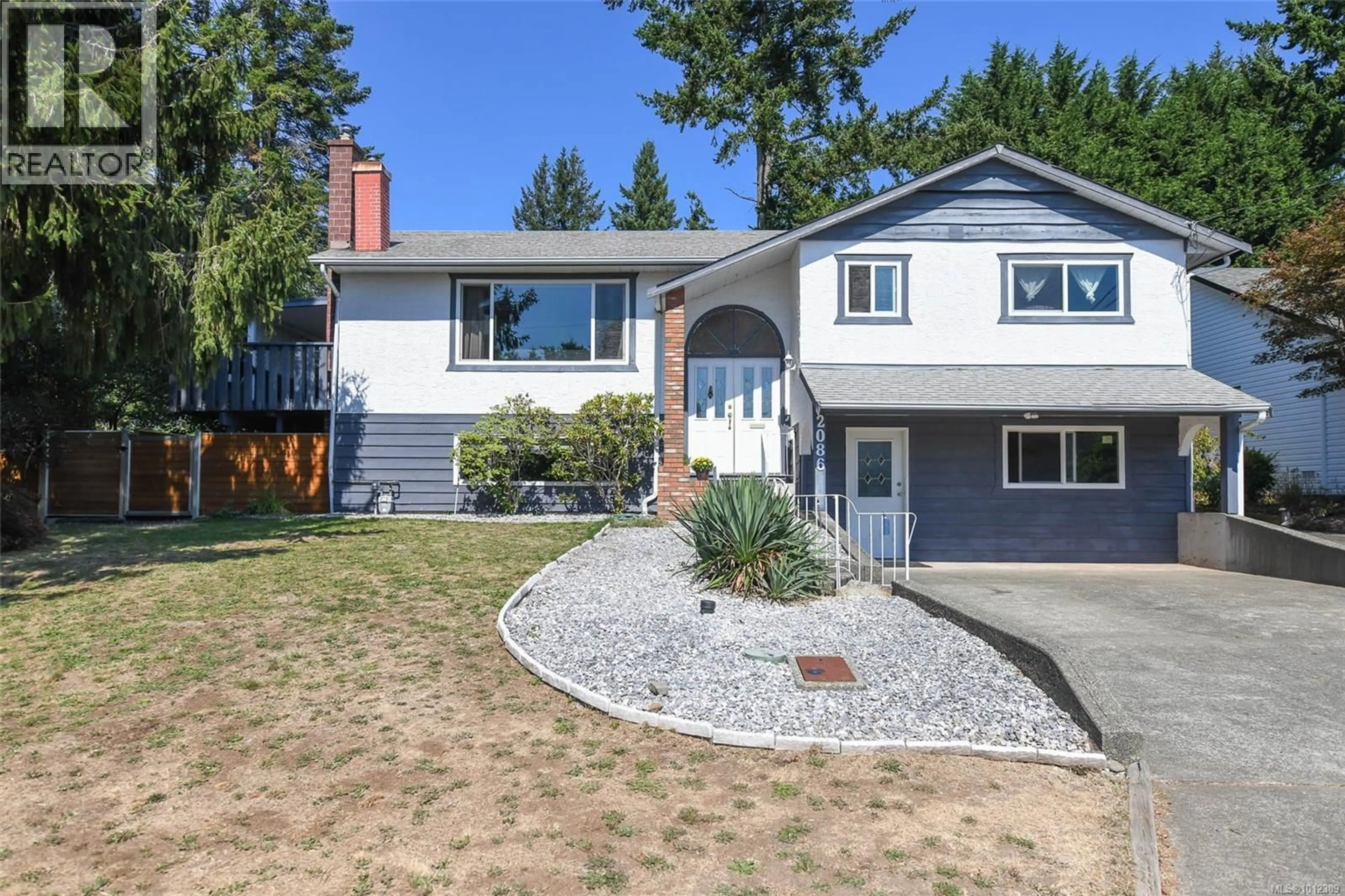 Home with vinyl exterior material, street for 2086 GULL AVENUE, Comox British Columbia V9M1L4