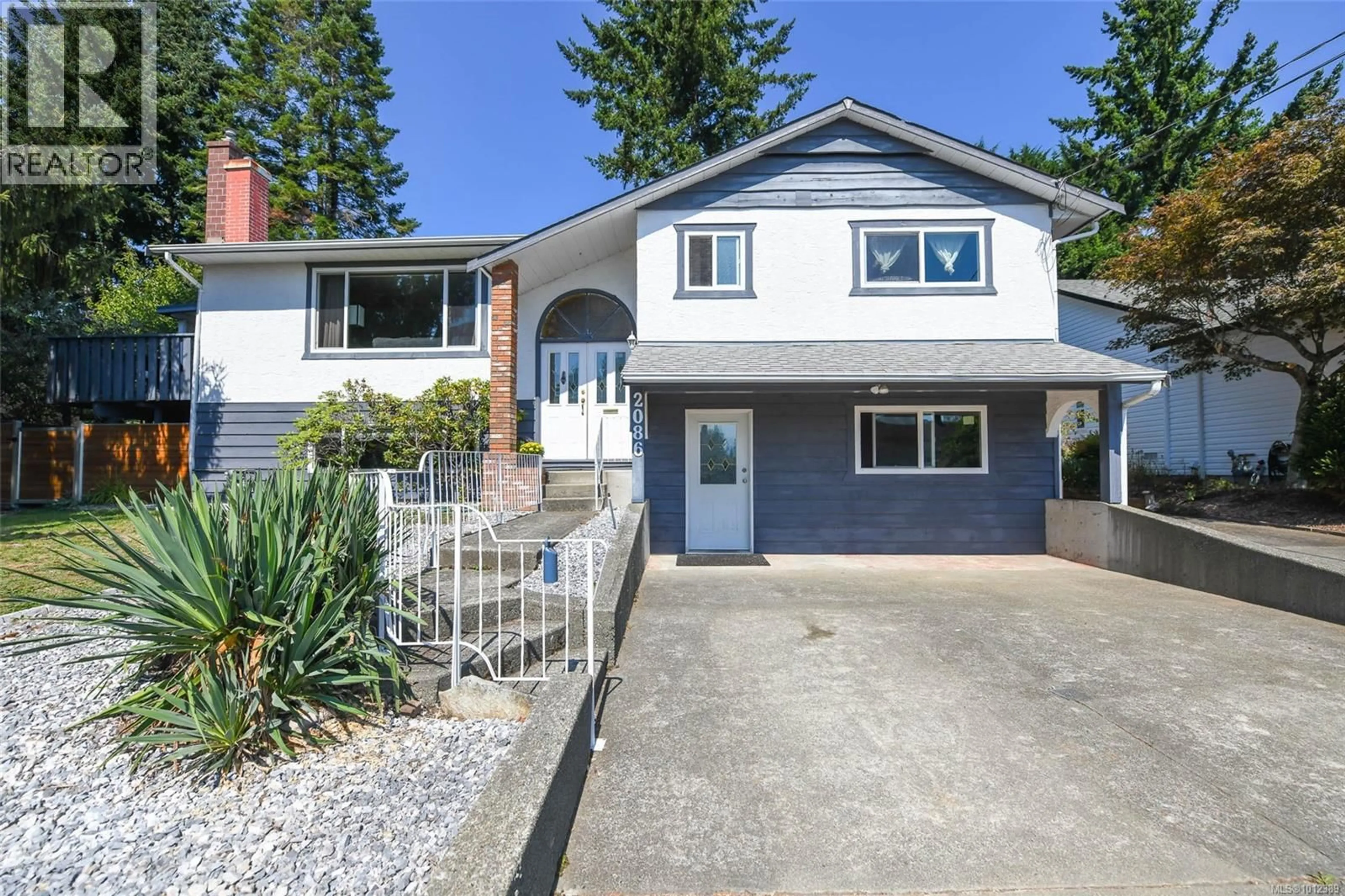 Home with vinyl exterior material, street for 2086 GULL AVENUE, Comox British Columbia V9M1L4