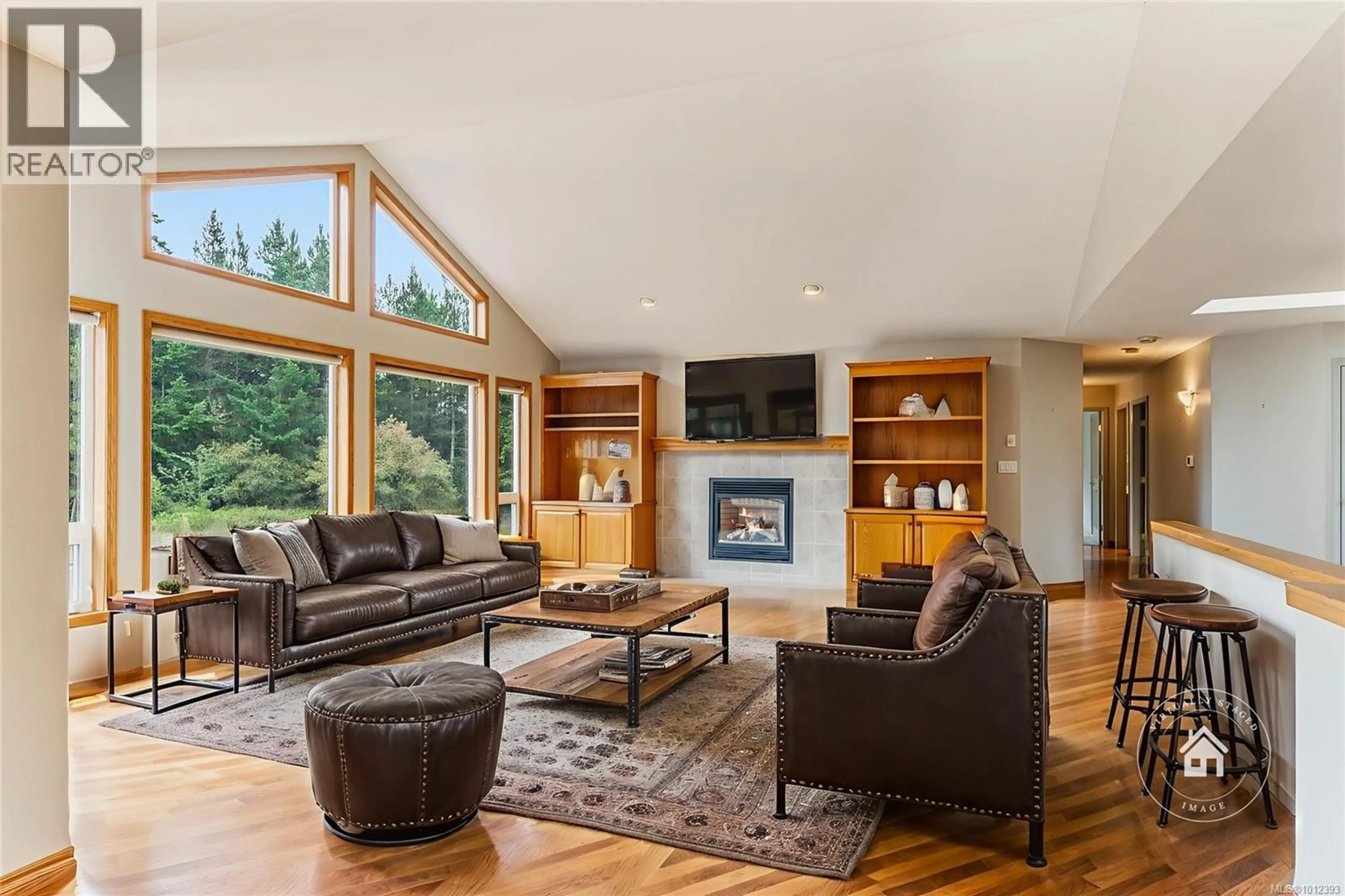 Living room with furniture, unknown for 1010 MIDDLEGATE ROAD, Errington British Columbia V0R1V0