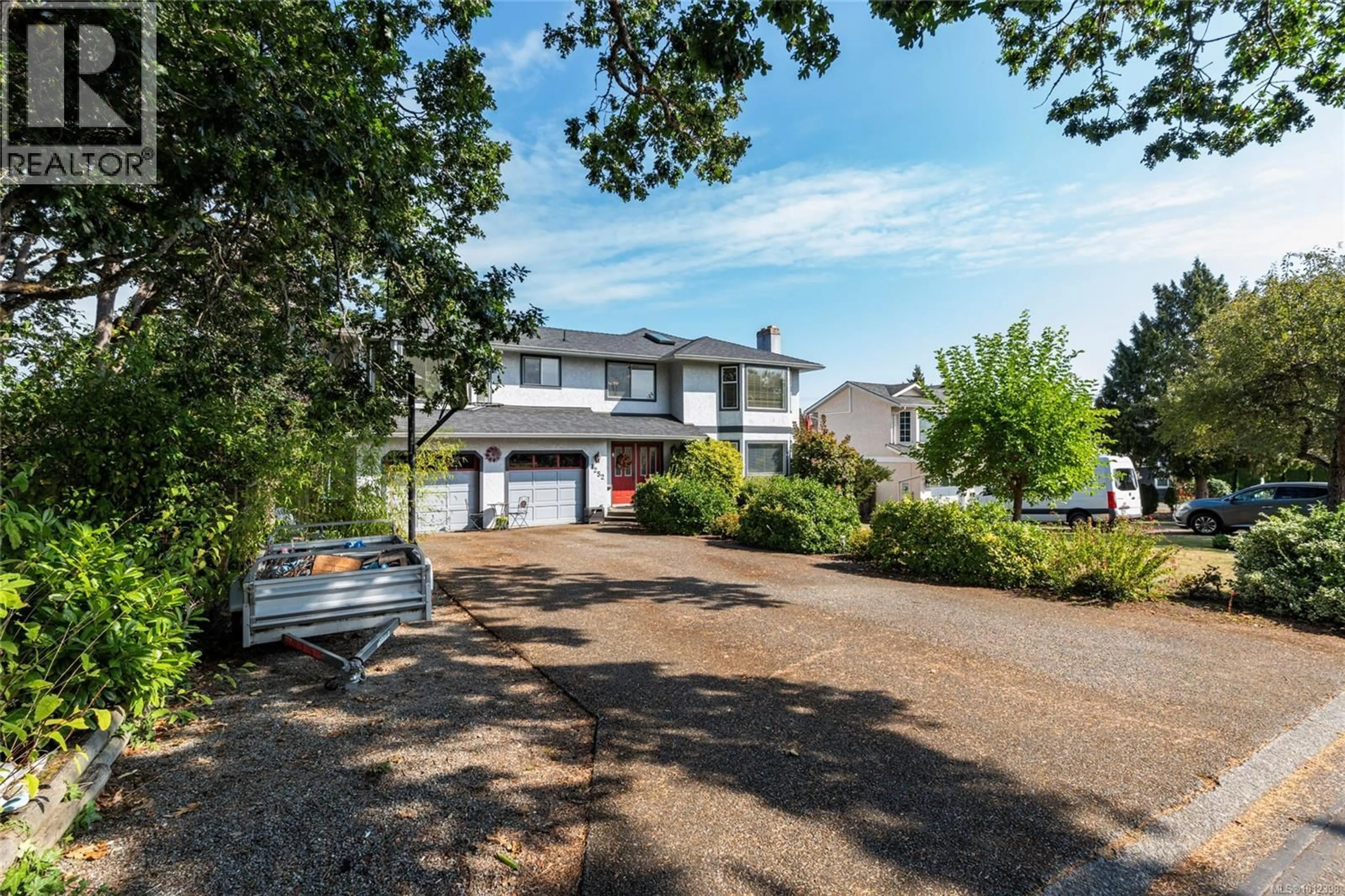 A pic from outside/outdoor area/front of a property/back of a property/a pic from drone, street for 1252 MARIPOSA AVENUE, Saanich British Columbia V8Z6T6