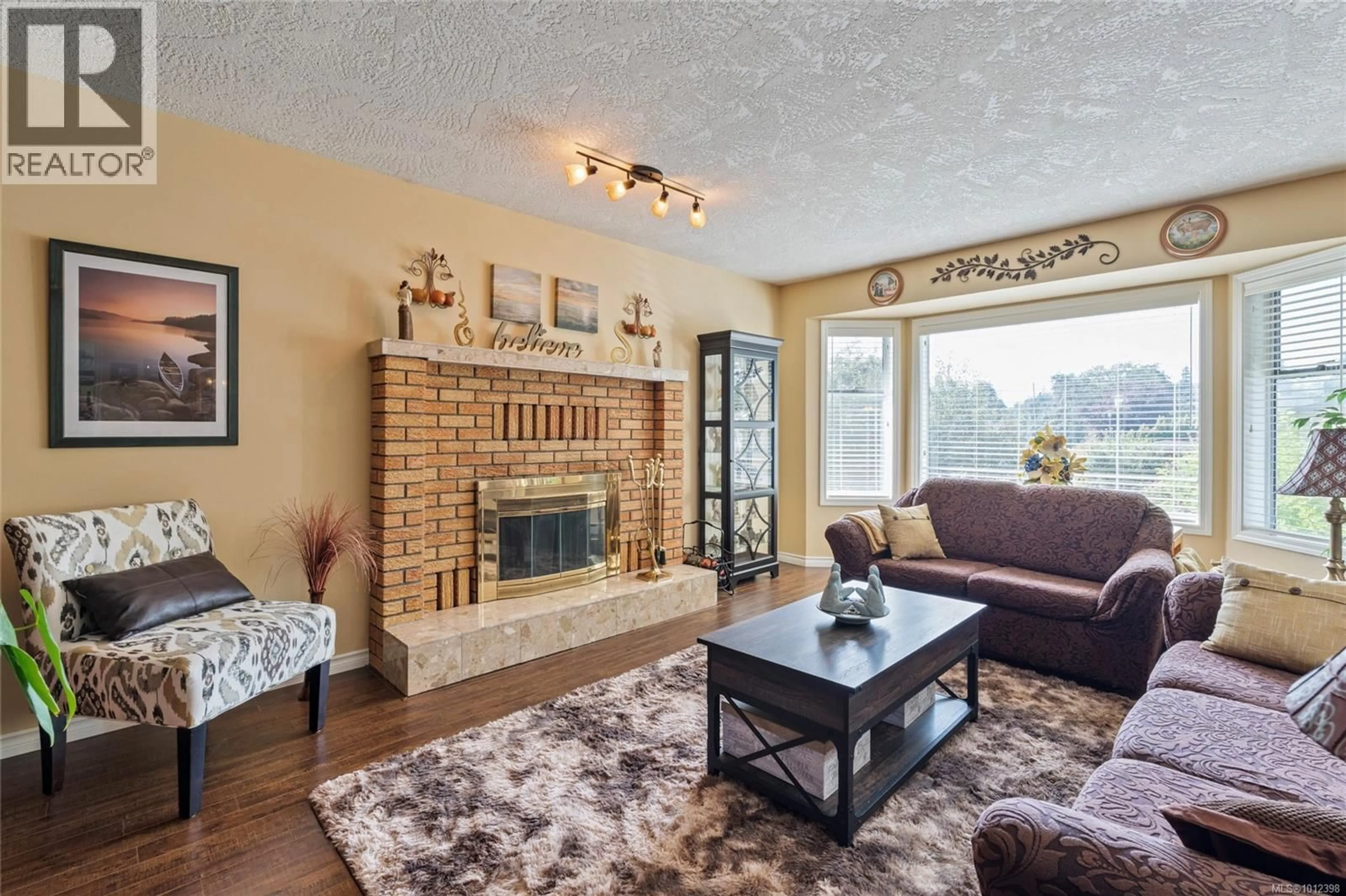 Living room with furniture, unknown for 1252 MARIPOSA AVENUE, Saanich British Columbia V8Z6T6