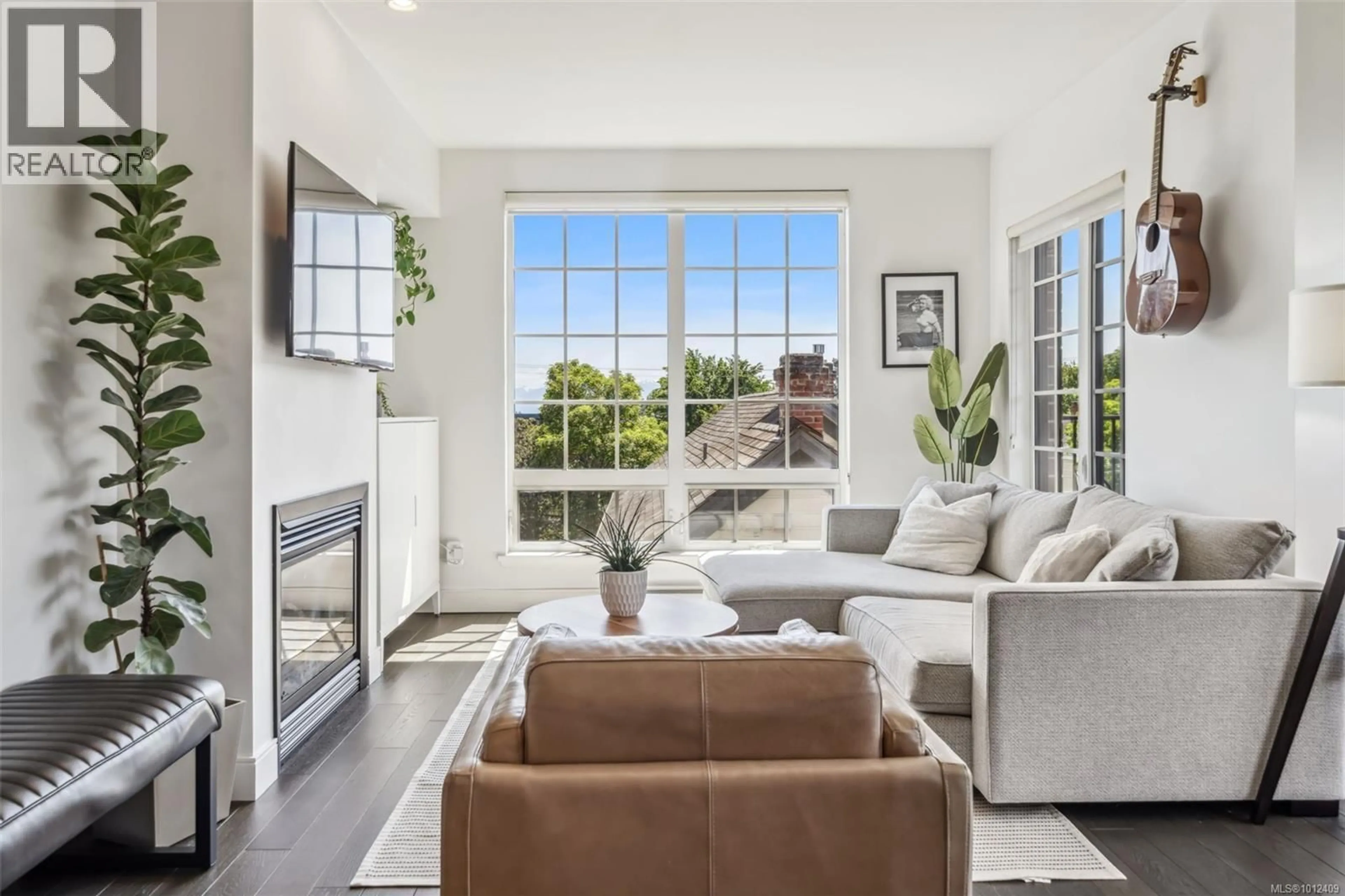 Living room with furniture, unknown for 304 - 1011 BURDETT AVENUE, Victoria British Columbia V8V3G9