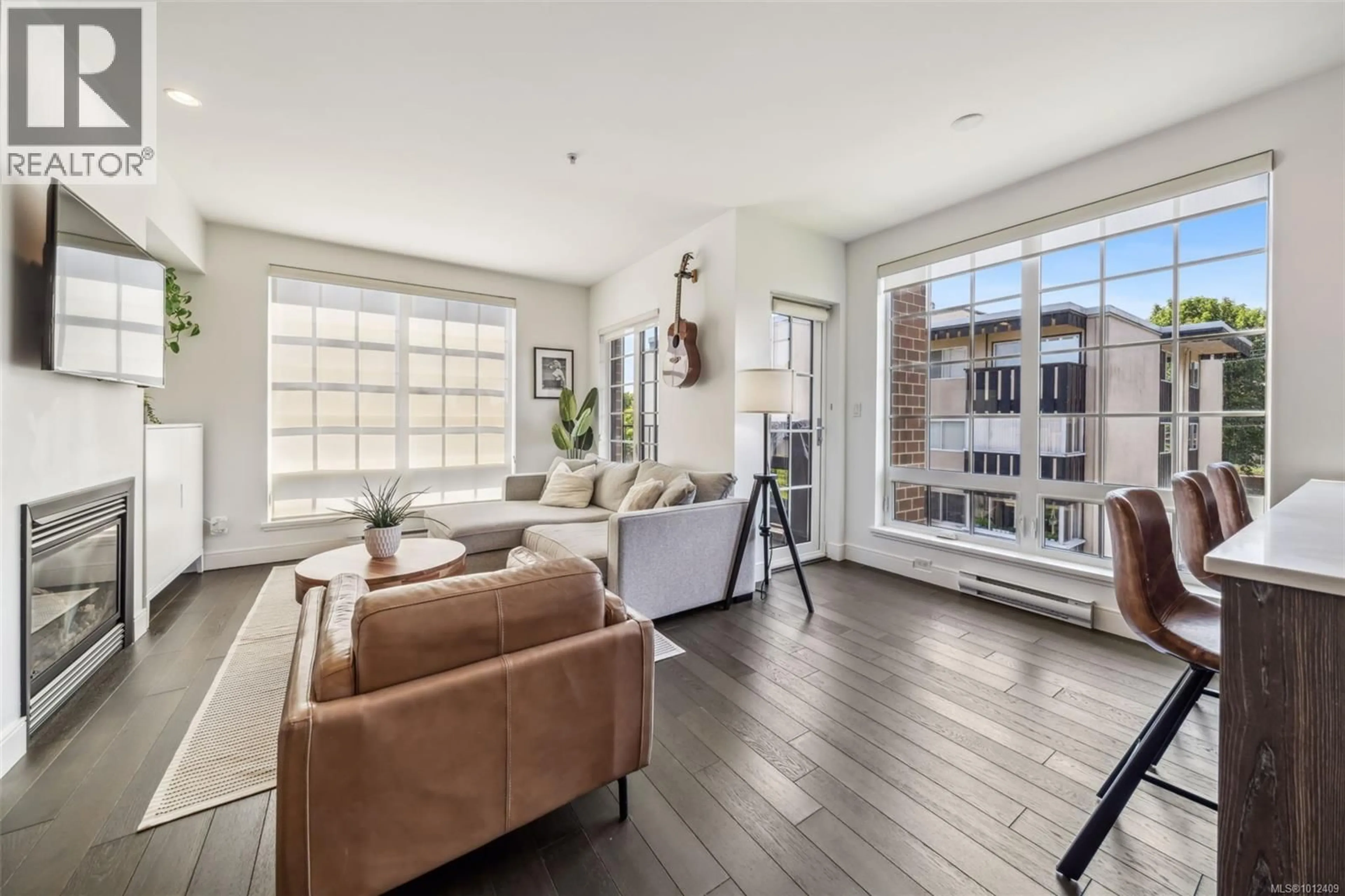 Living room with furniture, unknown for 304 - 1011 BURDETT AVENUE, Victoria British Columbia V8V3G9