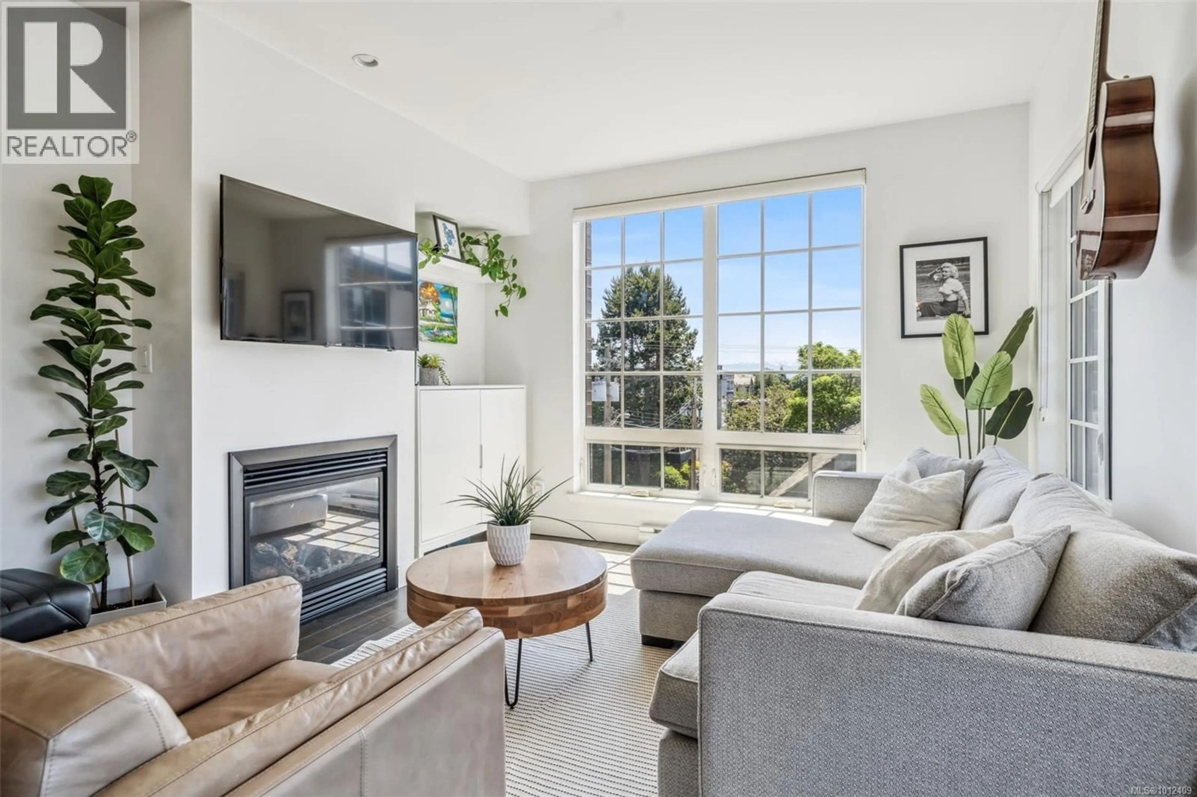 Living room with furniture, unknown for 304 - 1011 BURDETT AVENUE, Victoria British Columbia V8V3G9