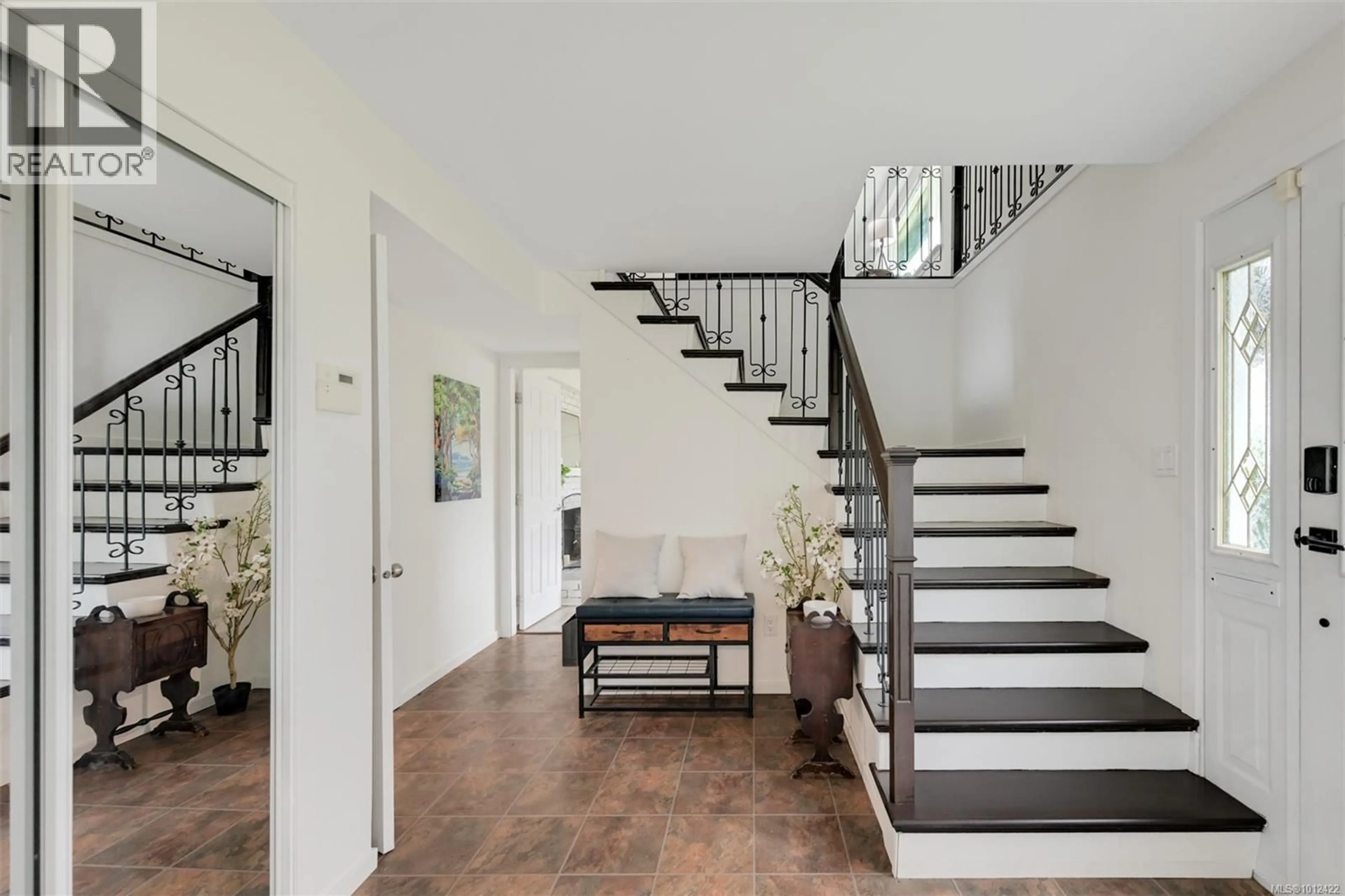 Indoor entryway for 2874 PICKFORD ROAD, Colwood British Columbia V9B4N2