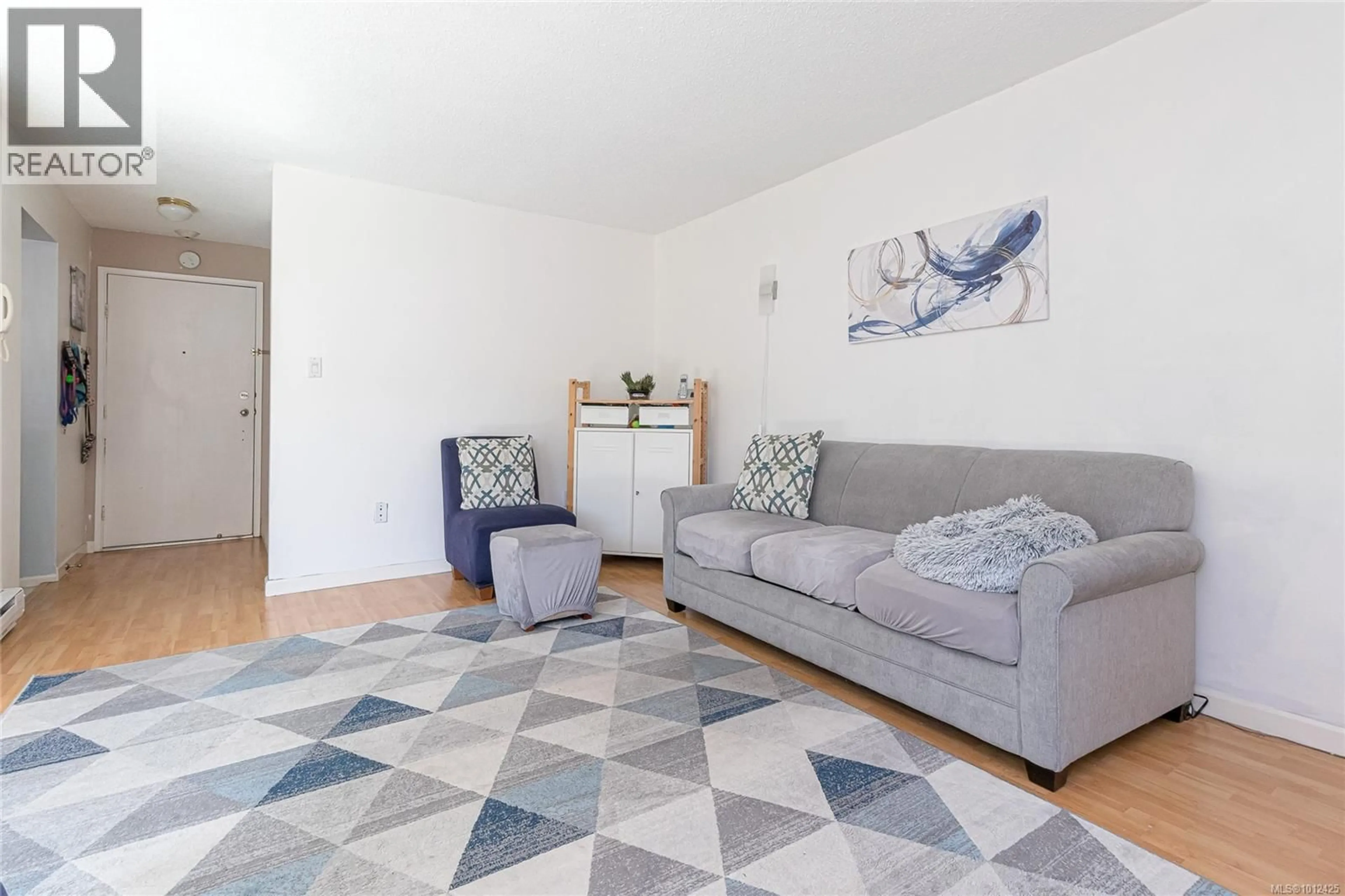 Living room with furniture, unknown for 107 - 1366 HILLSIDE AVENUE, Victoria British Columbia V8T2B5