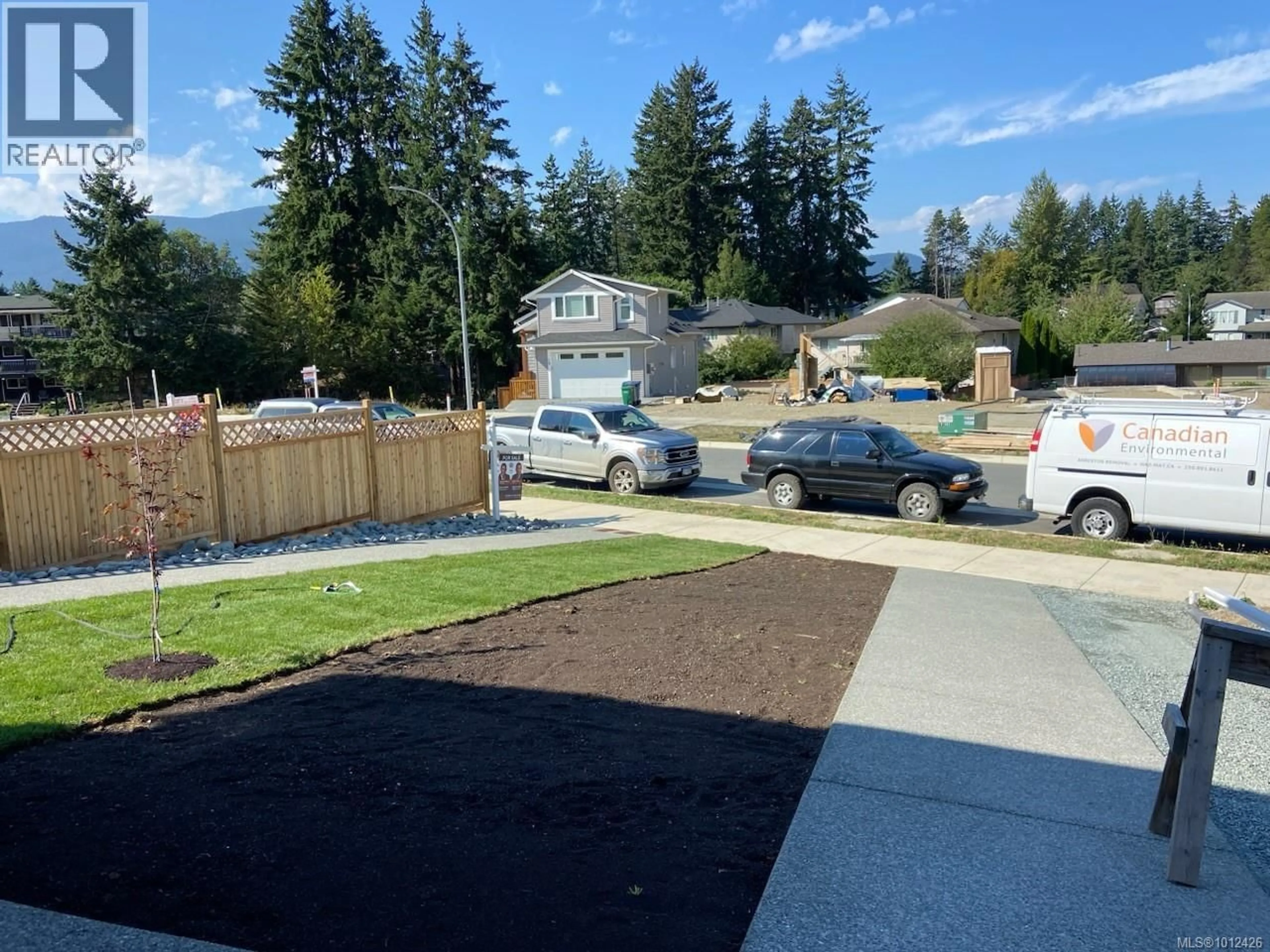 A pic from outside/outdoor area/front of a property/back of a property/a pic from drone, mountain view for 10 LEAM ROAD, Nanaimo British Columbia V9T3N7